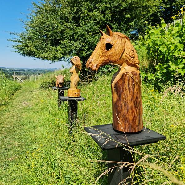 Mit Holzskulpturen ist Rainer Söntgerath bei „Kunst auf der Burg“ vertreten.