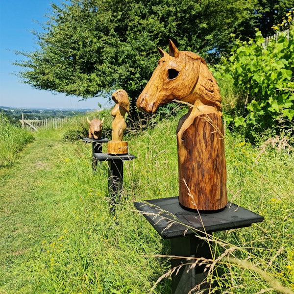 Mit Holzskulpturen ist Rainer Söntgerath bei „Kunst auf der Burg“ vertreten.