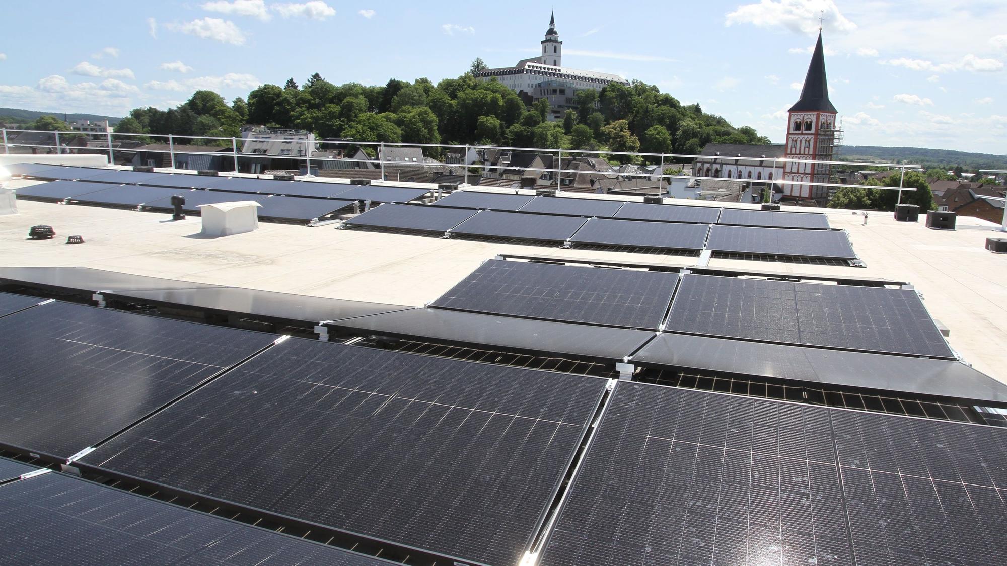Das Rathaus Siegburg wird saniert, die Arbeiten stehen kurz vor dem Abschluss, Photovoltaikanlage auf dem Dach