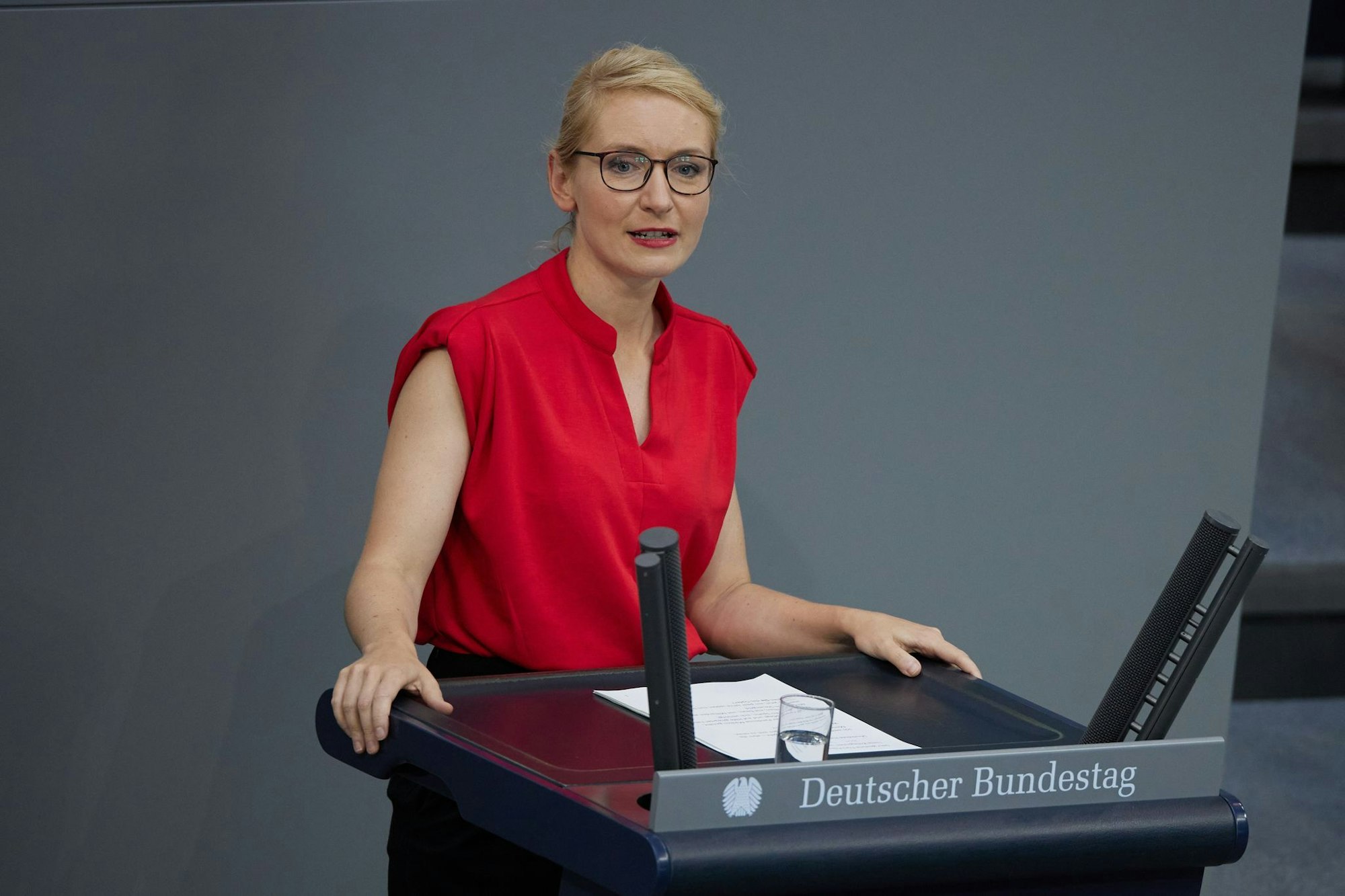 Die Linken-Vorsitzende Ines Schwerdtner fordert Spahns Rücktritt als Fraktionsvorsitzender der Union.