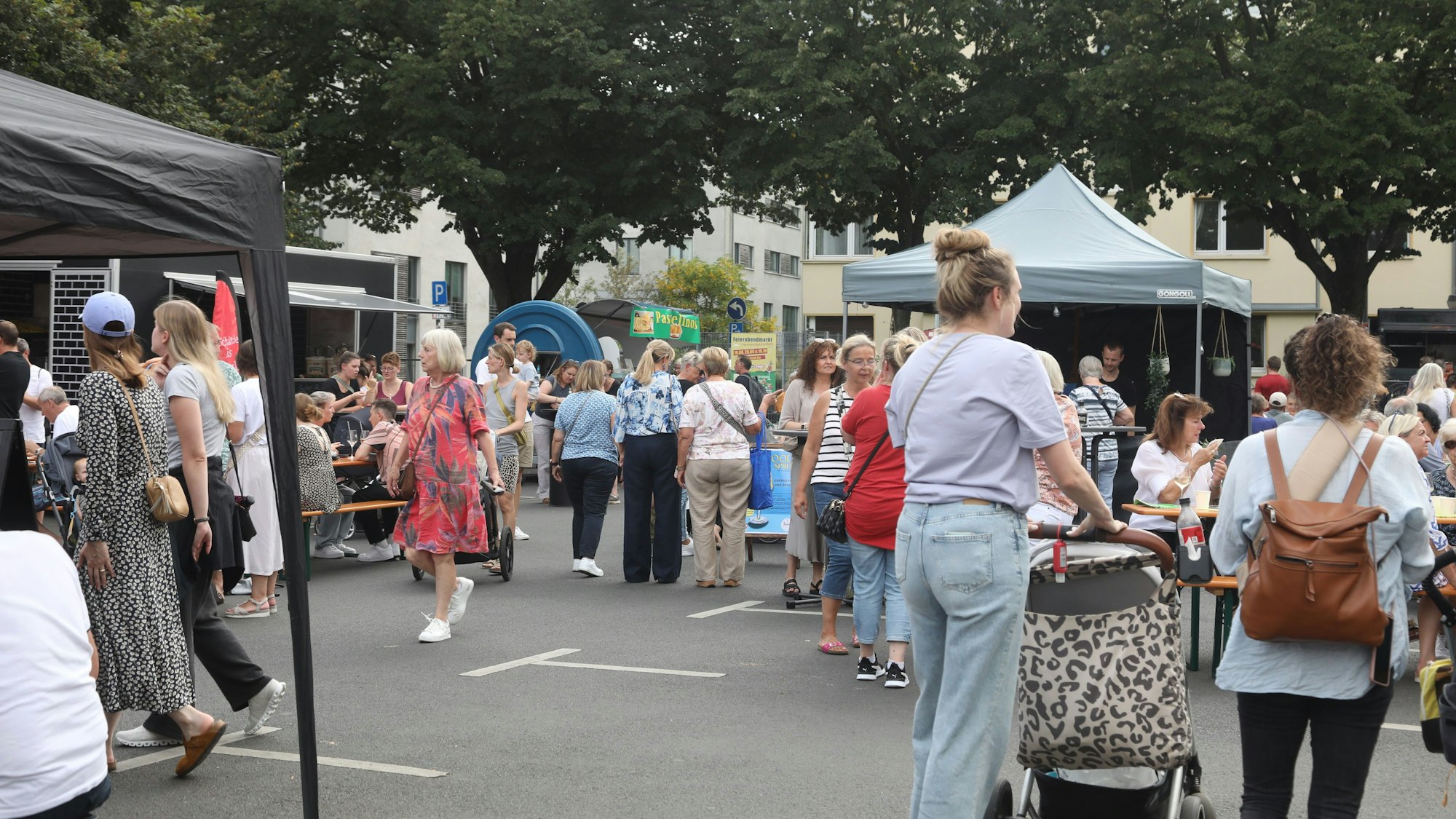 16.08.2024, Köln: Der Schlemmer- und Abendmarkt auf dem Auerbachplatz in Sülz. So ein Markt für reine Gastronomieangebote findet auch in anderen Veedeln statt.