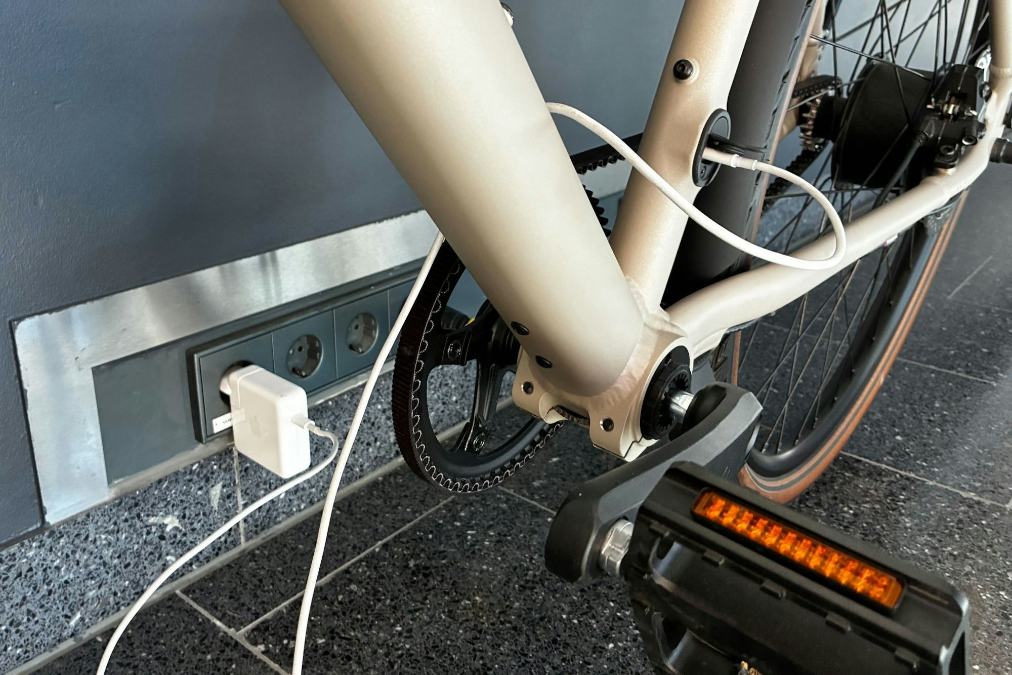 Der E-Bike-Hersteller Ampler hat seinem neuen Modell «Nova» einen USB-C-Ladeanschluss verpasst.