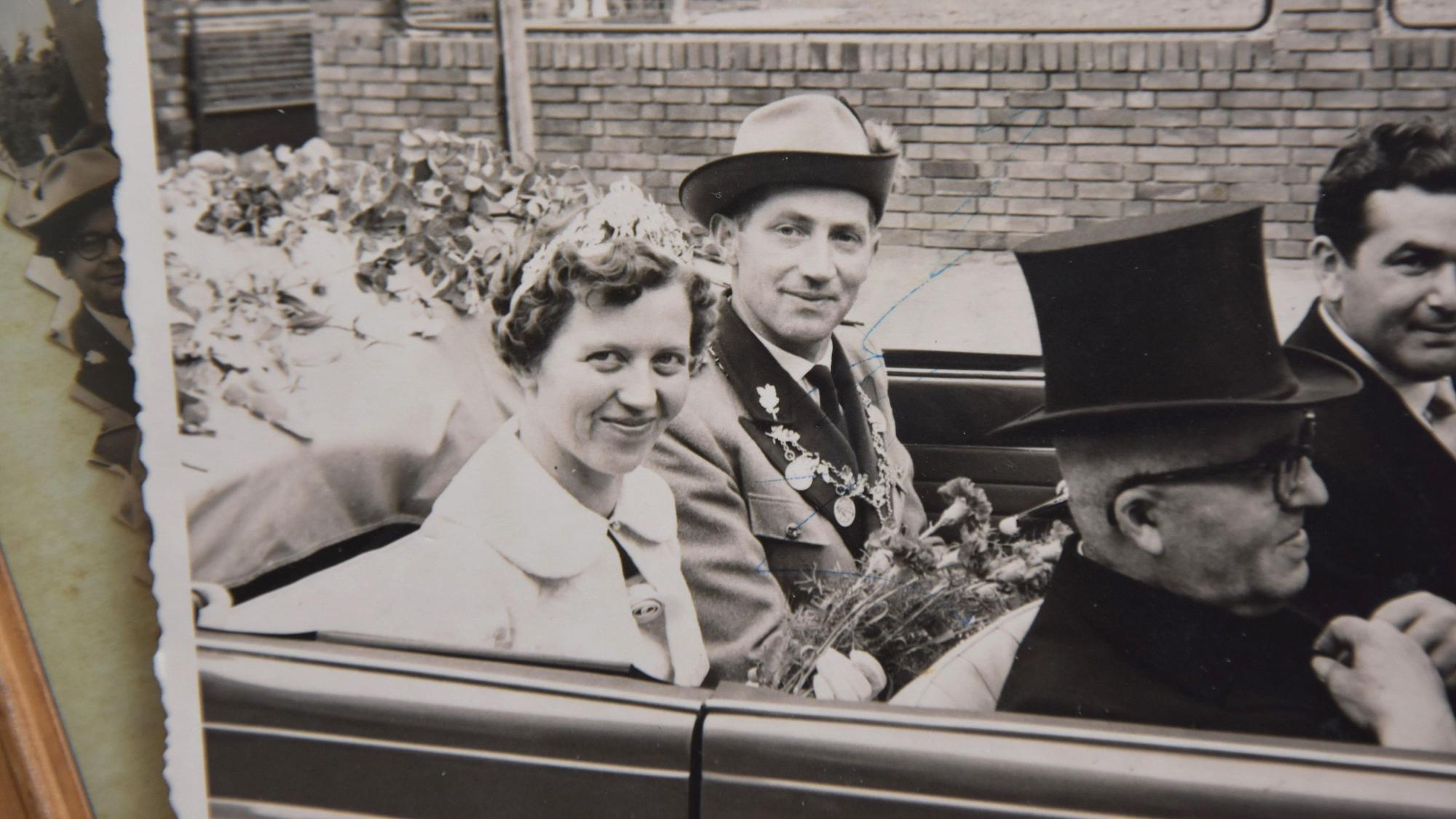 Das Foto zeigt eine Frau und ihren Mann in der Kutsche.