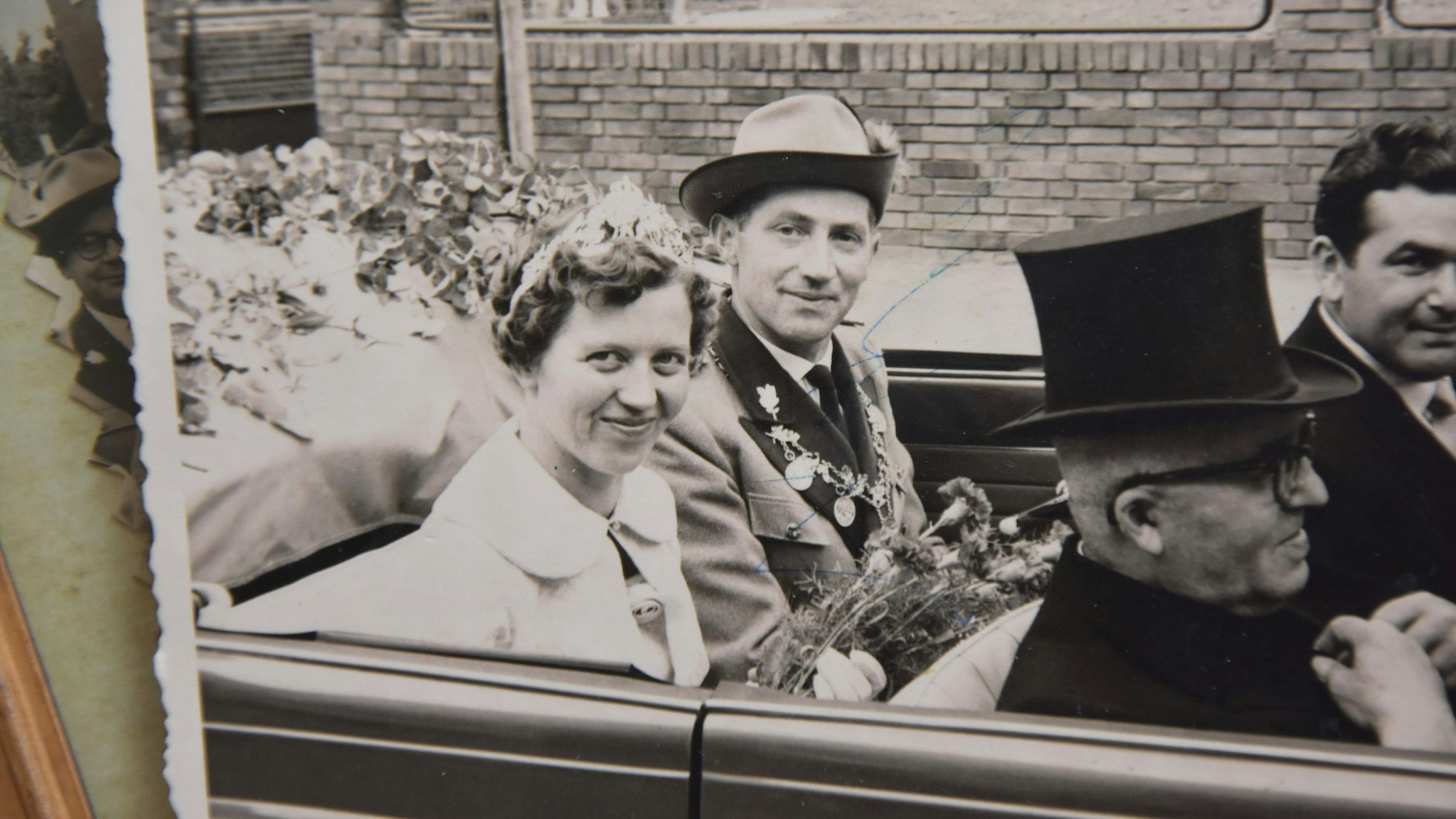 Das Foto zeigt eine Frau und ihren Mann in der Kutsche.