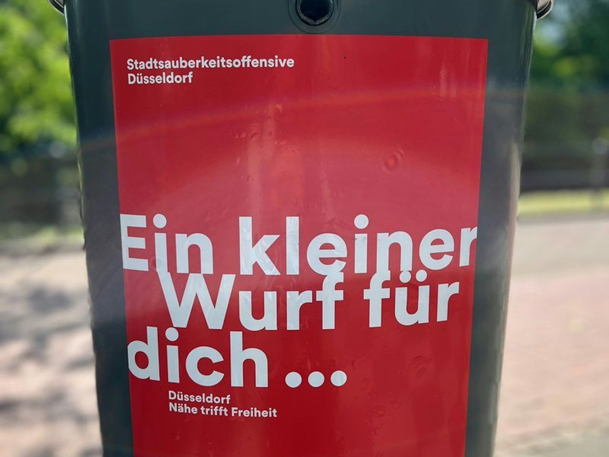 Alte Müllbehälter in der Düsseldorfer Innenstadt wurden ausgetauscht und mit Sprüchen beklebt.