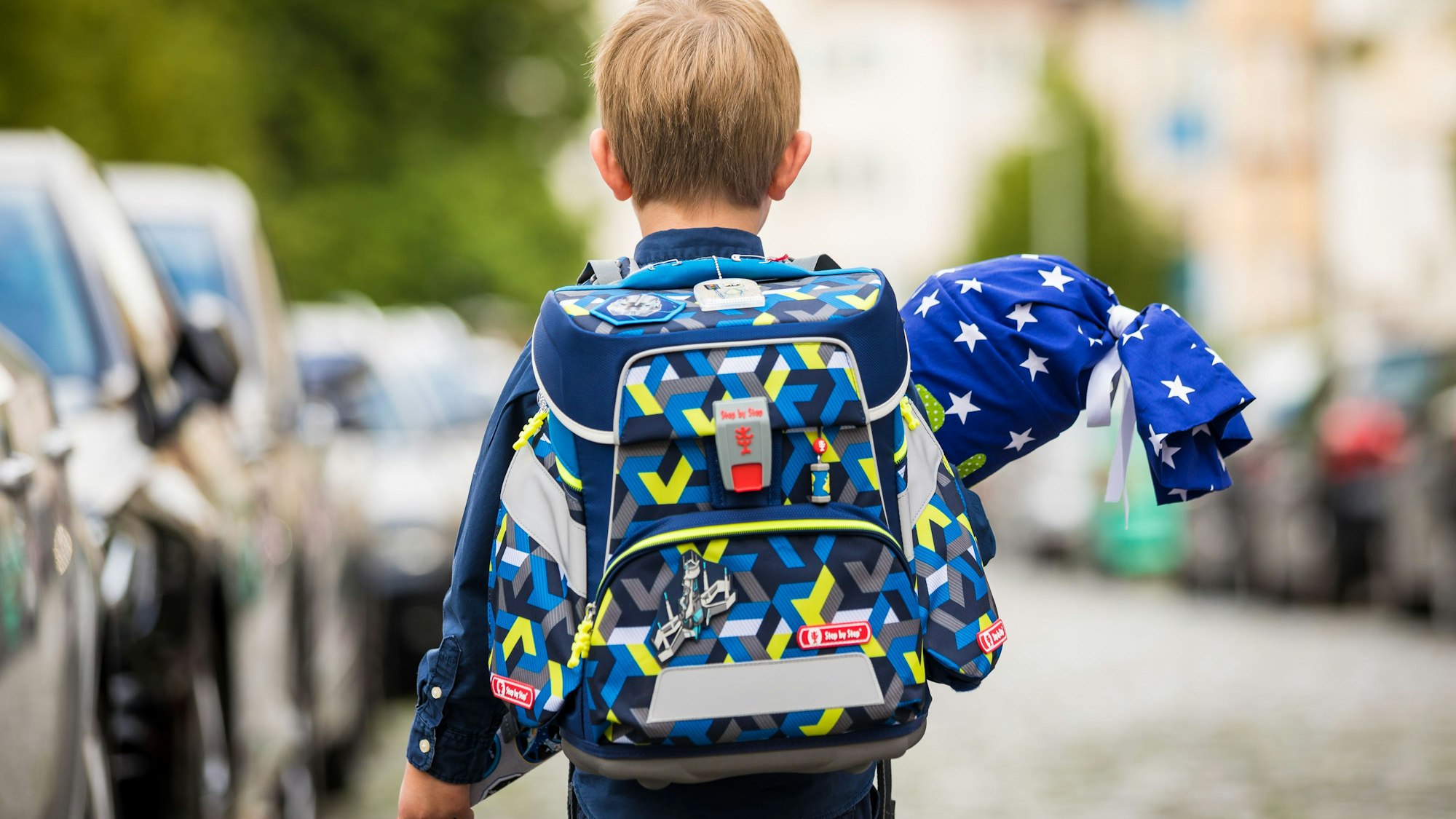 Ein Erstklässler steht mit Ranzen und Schultüte am Tag seiner Einschulung vor der Otfried-Preußler-Schule. Mit Ranzen und Zuckertüte machen sich am Samstag in Niedersachsen rund 73 000 Kinder zum ersten Mal auf den Weg zur Schule. (Zu dpa: «Schulstart für rund 73 000 Erstklässler in Niedersachsen»)