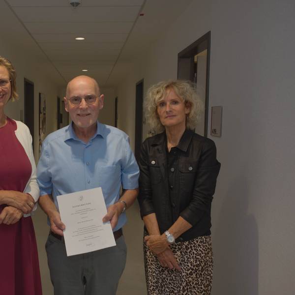 Mit großem Dank und einer Urkunde wurde Roland Bockemühl von Claudia Krieger (l.) und Claudia Adolfs als Schiedsmann verabschiedet.