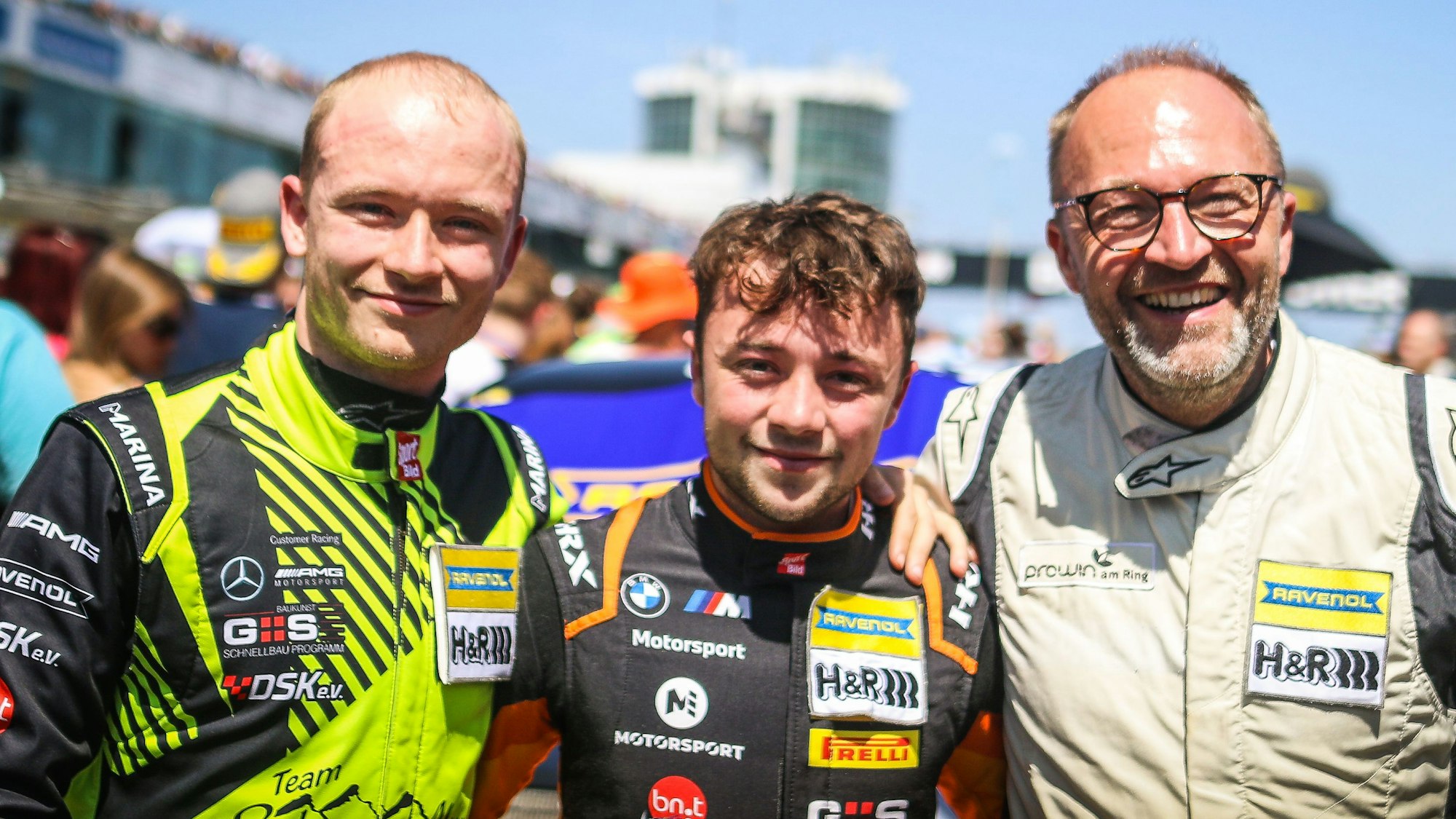 Das Bild zeigt Vater Jörg Wiskirchen mit seinen beiden Söhnen. Sie lächeln und haben sich in den Arm genommen.