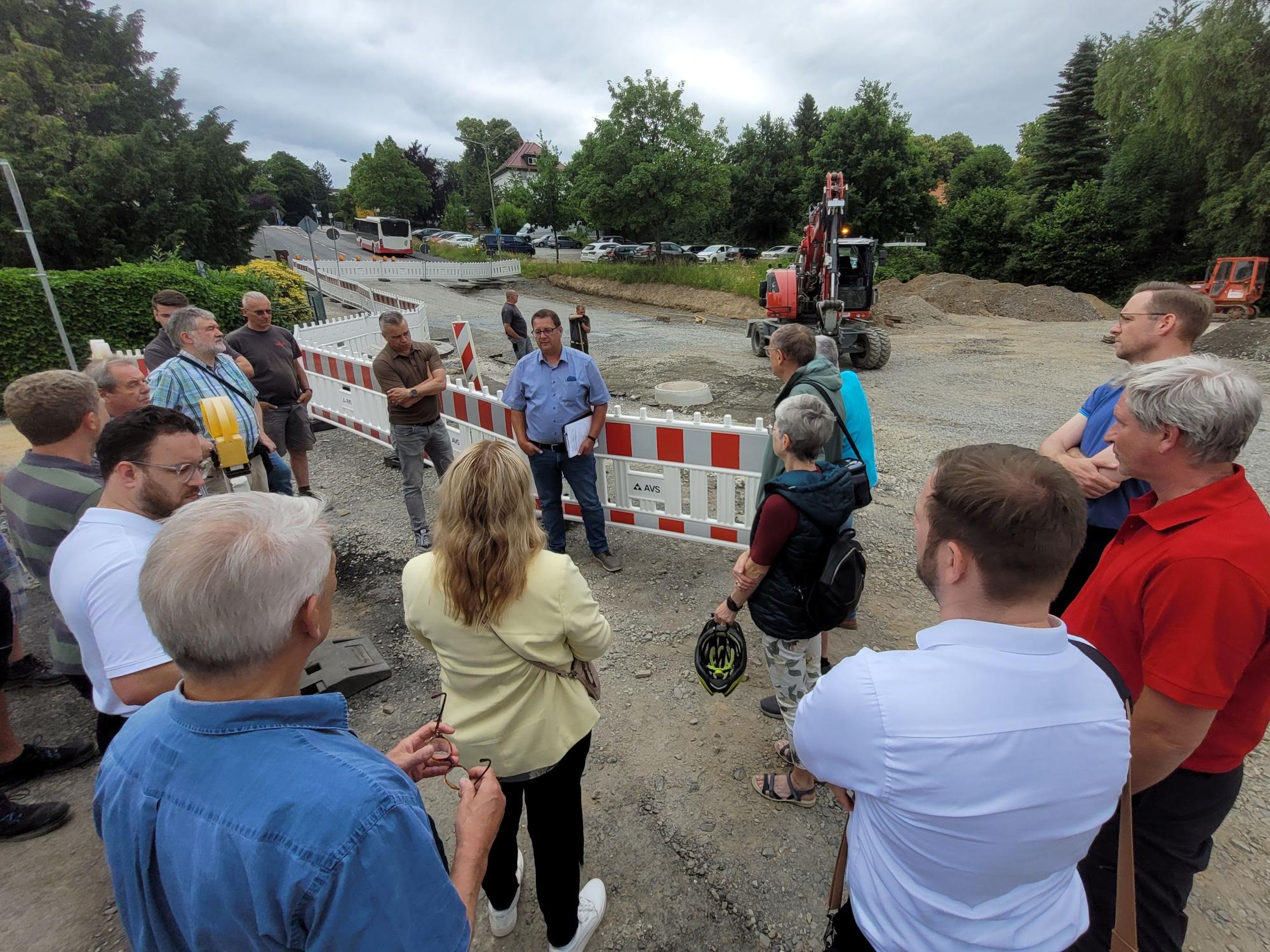 Der Ausschuss für Bauen und Verkehr des Waldbröler Stadtrats Waldbröl hat nicht nur die Merkur-Baustelle in Augenschein genommen, sondern auch die Arbeiten für die neue Mobilstation an der Friedenstraße.