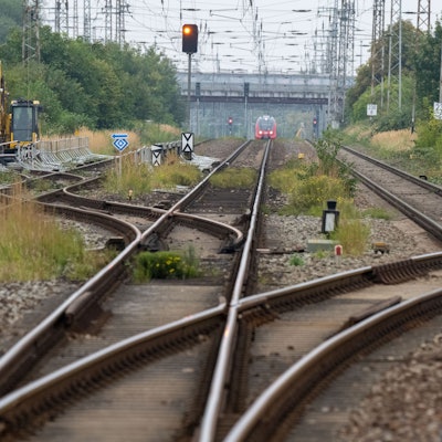 Blick auf Bahngleise und eine Regionalbahn unter einer Brücke (Symbolfoto).