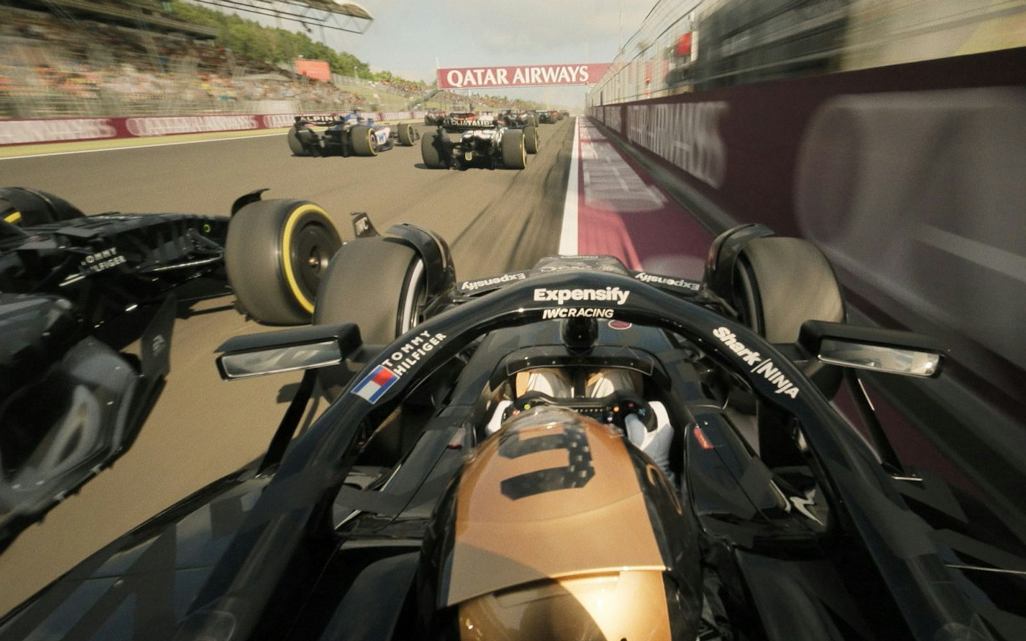 Es wurde viel investiert, um „F1 - Der Film“ möglichst authentisch umzusetzen. Ein Großteil der Dreharbeiten fand im Rahmen echter Formel-1-Rennwochenenden statt. (Bild: Warner Bros. Pictures/Apple Original Films)