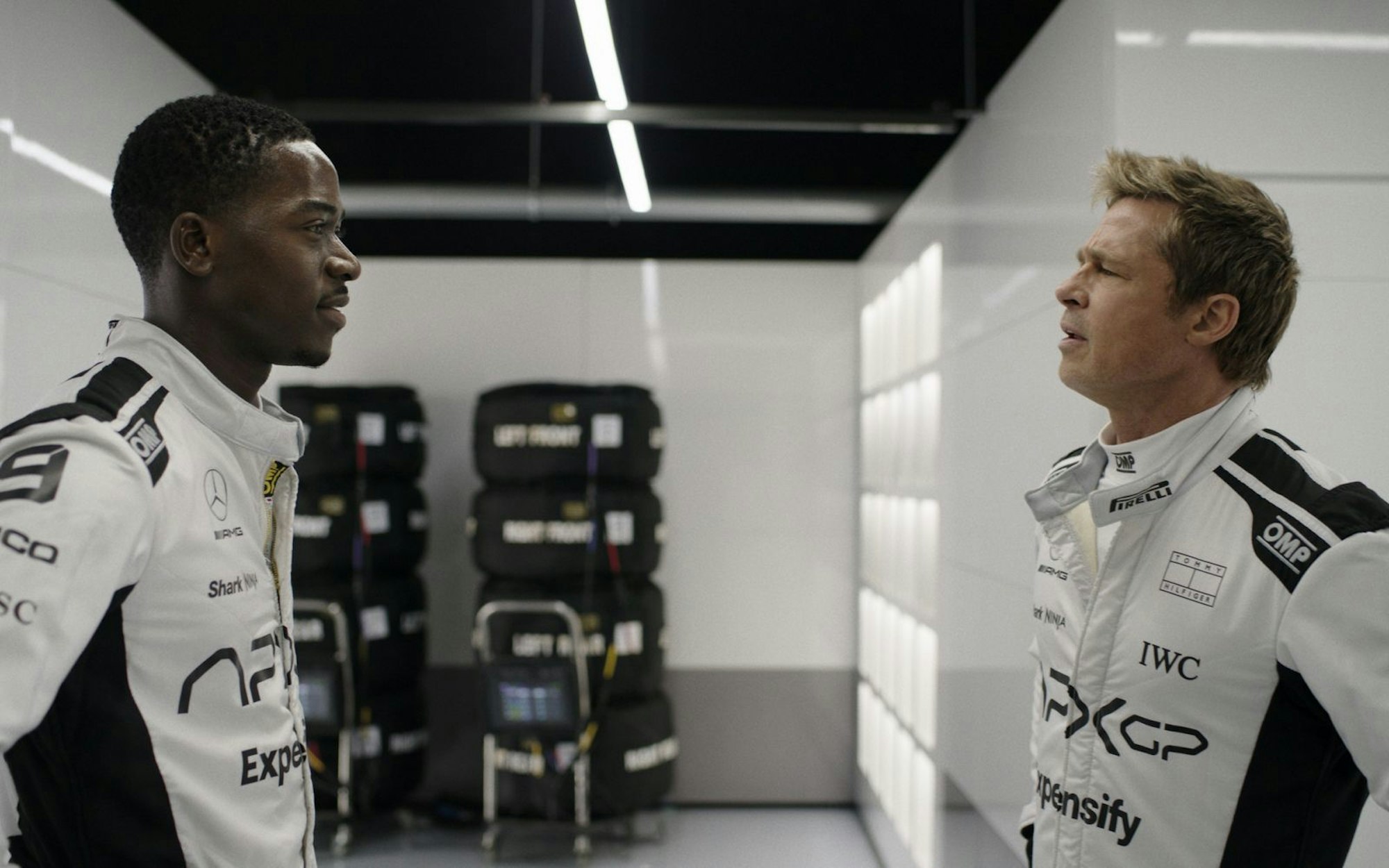 Sonny Hayes (Brad Pitt, rechts) soll mit seiner Erfahrung helfen, das APXGP-Team endlich in die Erfolgsspur zu bringen. Und vielleicht kann er ja auch dem überheblichen Rookie Joshua Pearce (Damson Idris) etwas beibringen? (Bild: Warner Bros. Pictures/Apple Original Films)