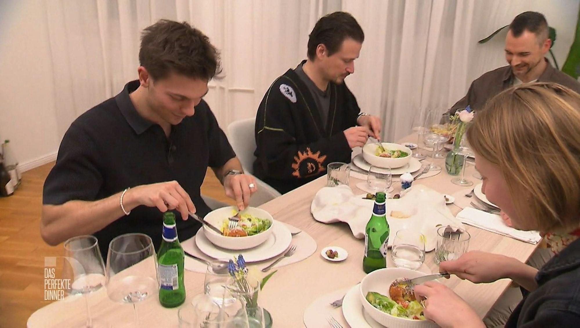 Bennis Caesar-Salad-Vorspeise kommt hervorragend bei den Gästen an. (Bild: RTL)