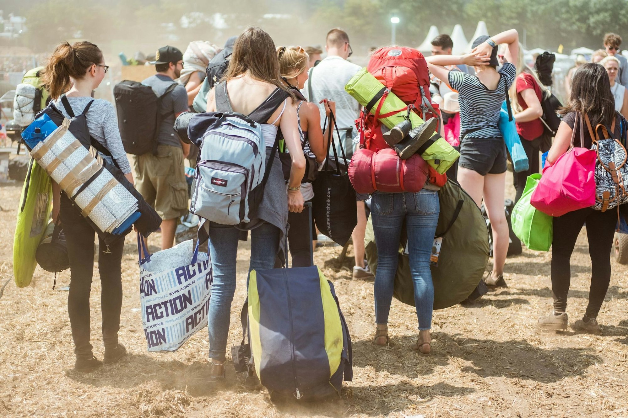 Festival mit Gepäck: Im Idealfall sollte man nicht mehr als 10 bis 15 Prozent des Körpergewichts auf dem Rücken tragen.