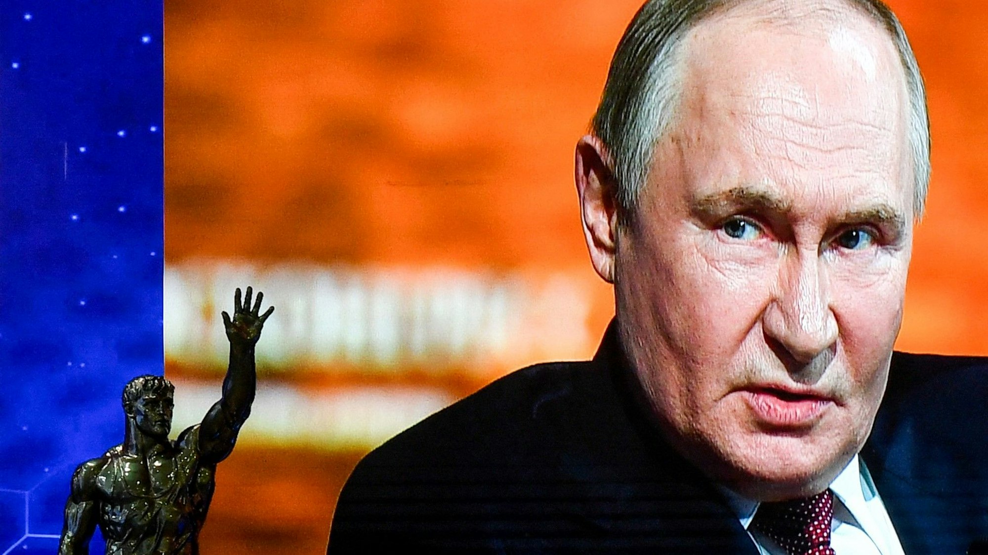 Auf einer großen Videowand ist Kremlchef Wladmir Putin beim St. Petersburger Wirtschaftsforum zu sehen. Der russische Präsident äußerte bei dem Kongress radikale Worte über die Ukraine. (Archivbild)