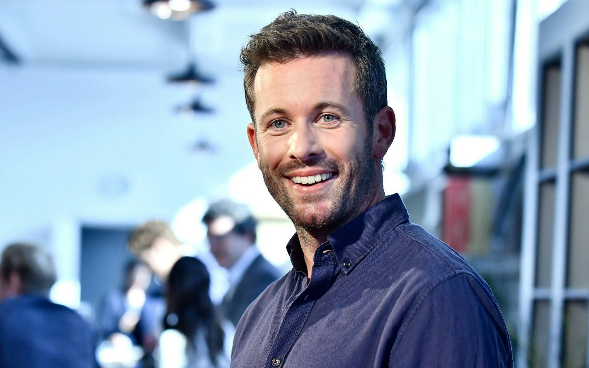 Künstliche Intelligenz ist auch bei TV- und Kinoproduktionen längst ein Thema. Der Schauspieler Jan Hartmann beobachtet die Entwicklung mit gemischten Gefühlen. (Bild: Getty Images/Christian Augustin)