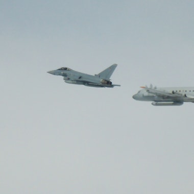 Auf dem Bild zu sehen ist ein Eurofighter der Bundeswehr (links) und ein russisches Aufklärungsflugzeug. Foto: -/Luftwaffe/dpa