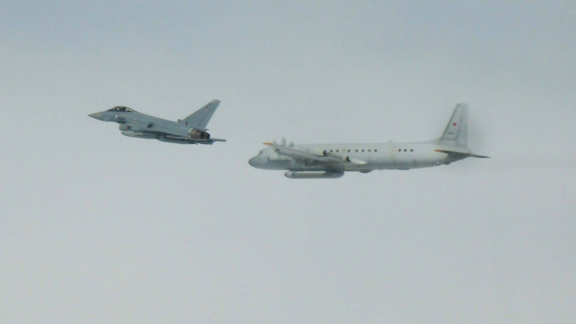 Auf dem Bild zu sehen ist ein Eurofighter der Bundeswehr (links) und ein russisches Aufklärungsflugzeug. Foto: -/Luftwaffe/dpa