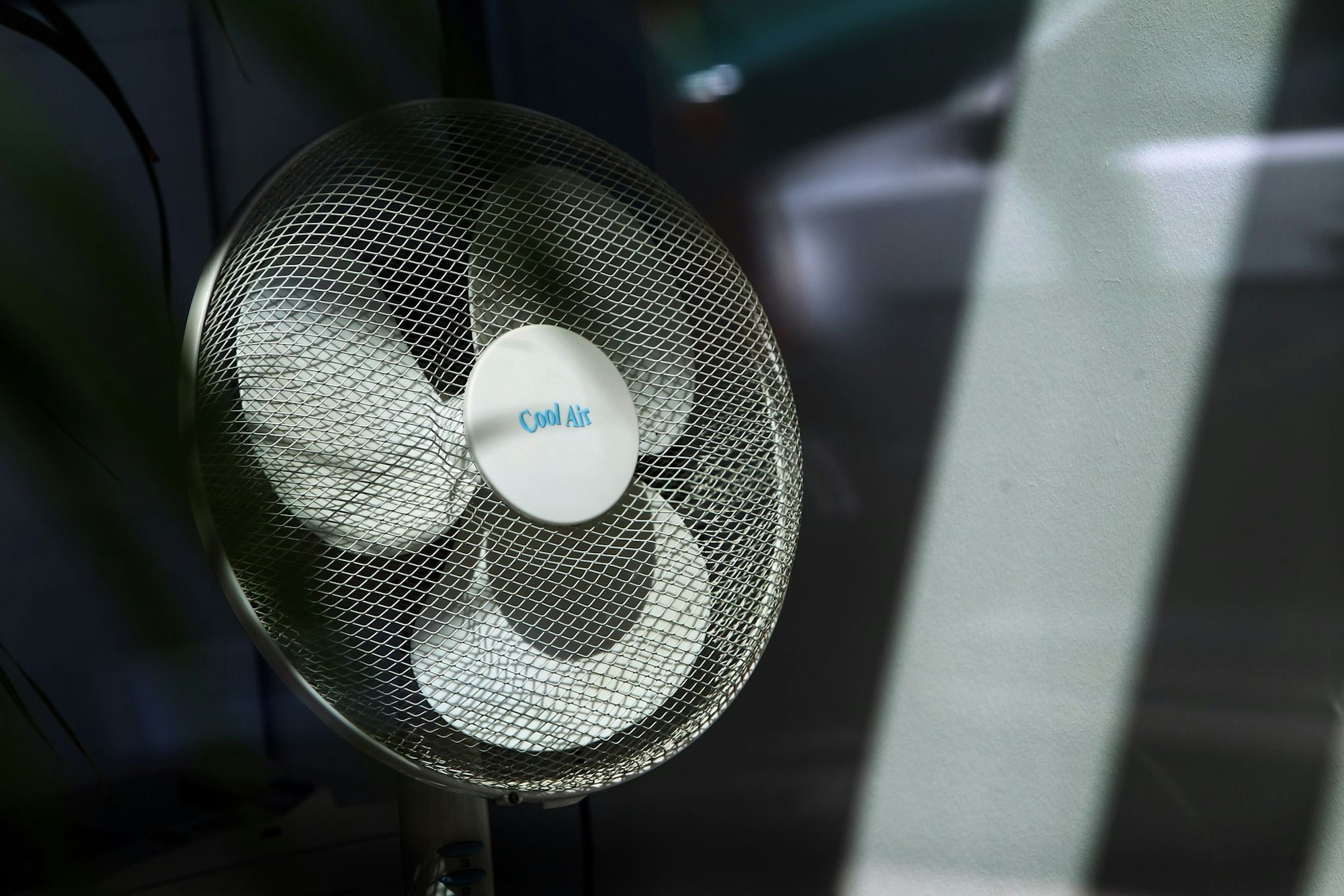 Hitzefrei im Job gibt es grundsätzlich nicht! Doch Ventilatoren, Jalousien oder flexible Arbeitszeiten sind mögliche Maßnahmen bei großer Hitze.