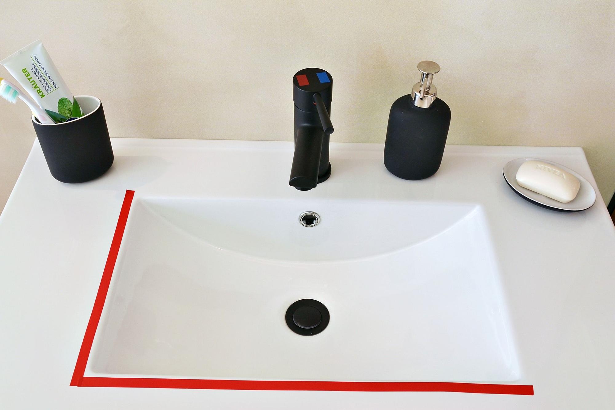 Das Bild zeigt ein Waschbecken, das rot umrandet ist.