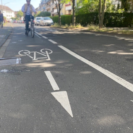 Zu sehen ist eine Radwegmarkierung.