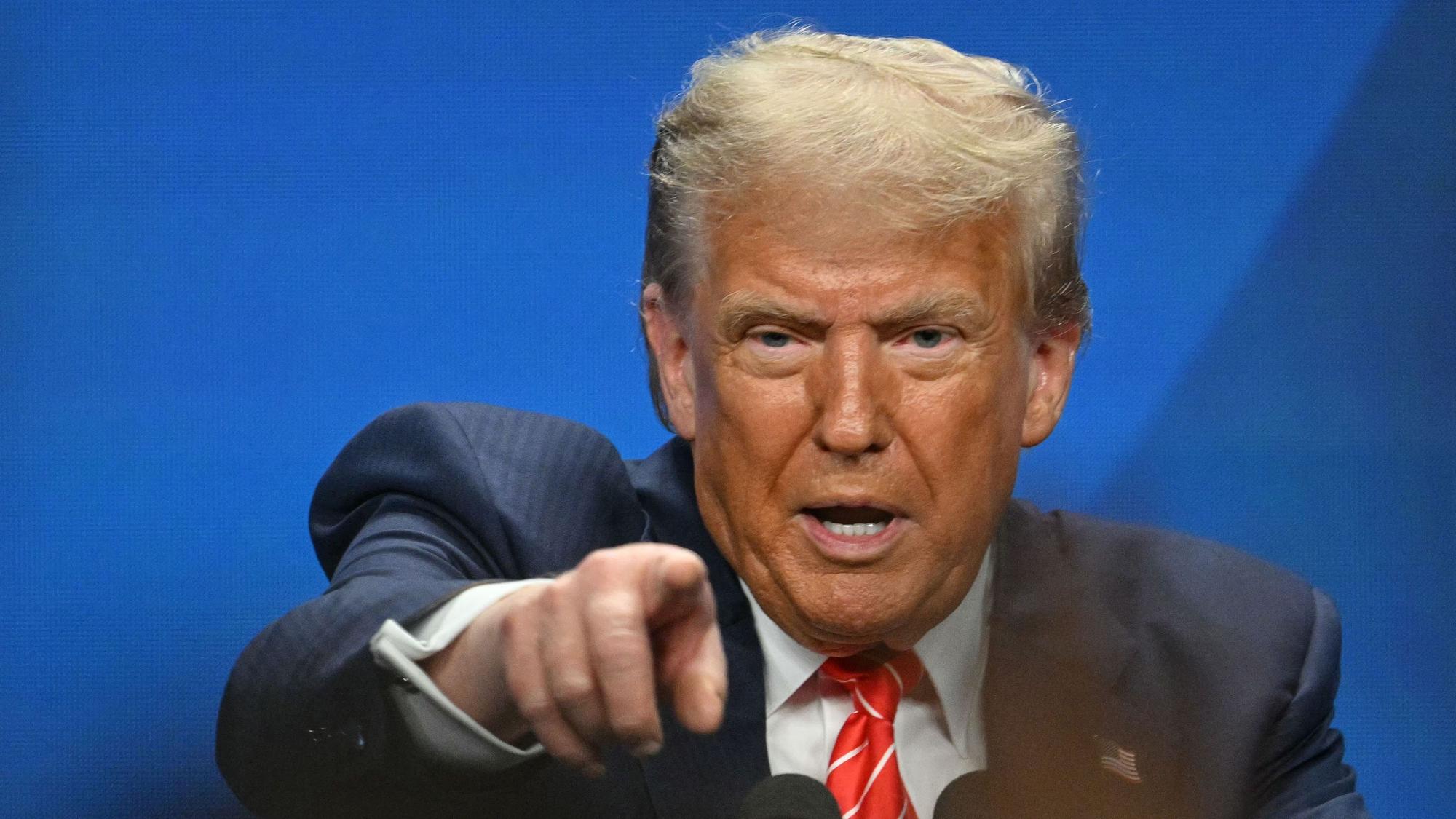 US-Präsident Donald Trump spricht auf einer Pressekonferenz während des NATO-Gipfels in The Hague.