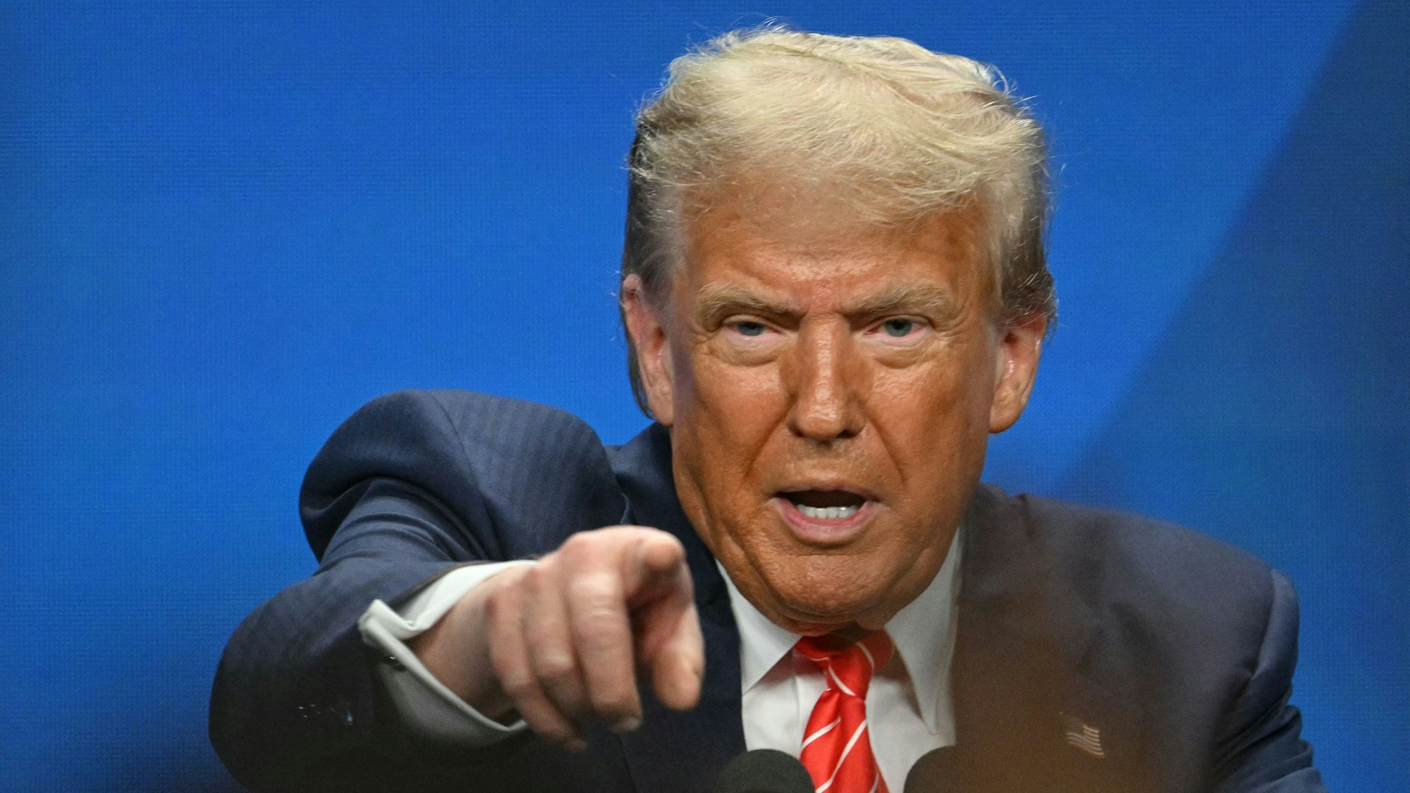 US-Präsident Donald Trump spricht auf einer Pressekonferenz während des NATO-Gipfels in The Hague.