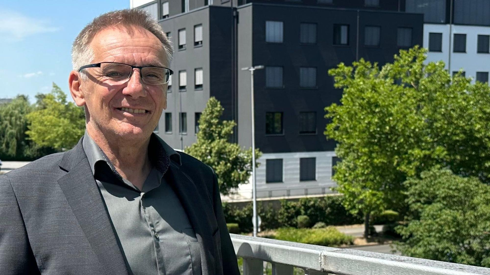 Rainer Gleß auf der Mewasseret-Zion-Brücke in Sankt Augustin zwischen Technischem Rathaus und Huma.