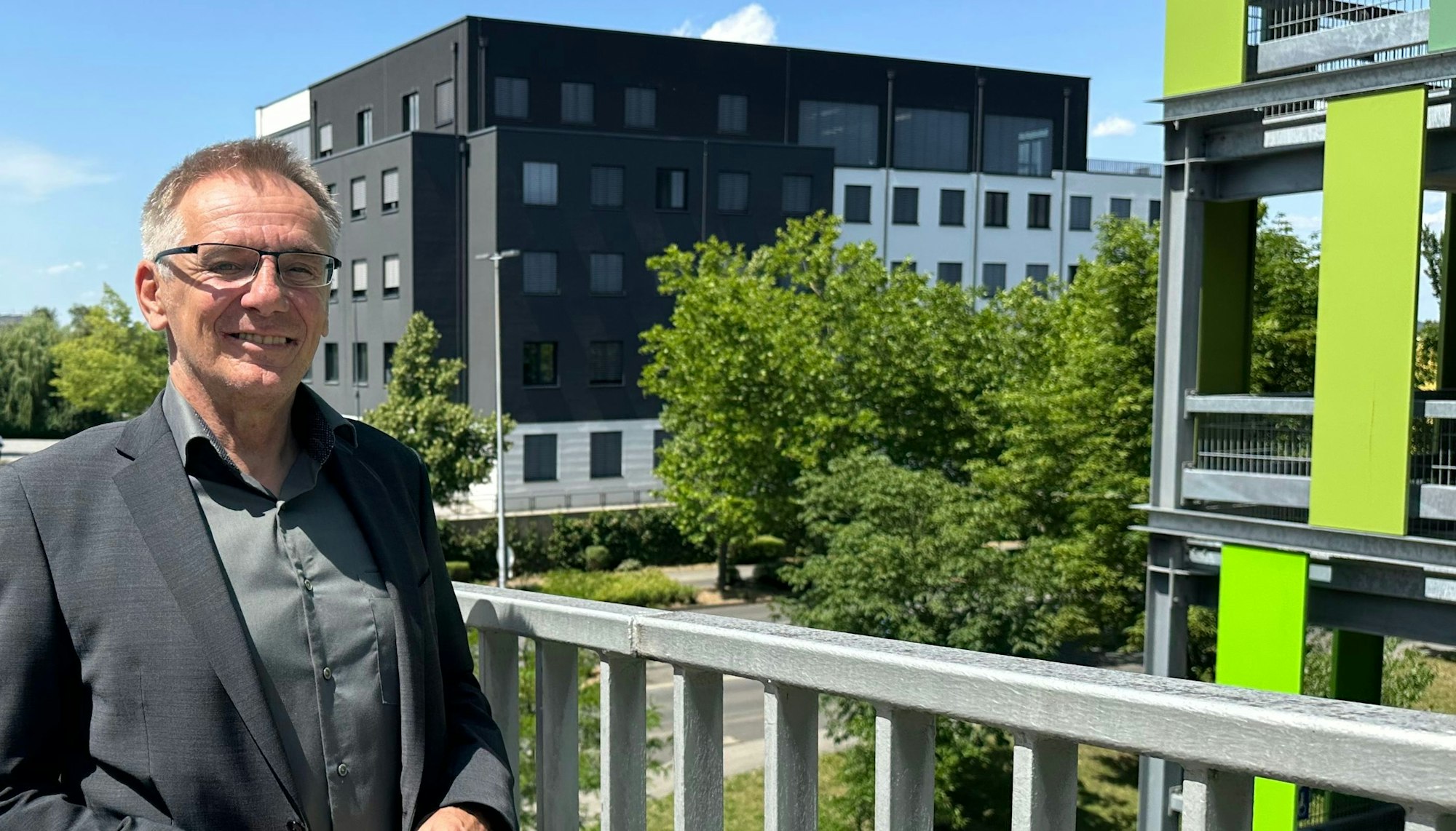 Rainer Gleß auf der Mewasseret-Zion-Brücke in Sankt Augustin zwischen Technischem Rathaus und dem Einkaufszentrum Huma.