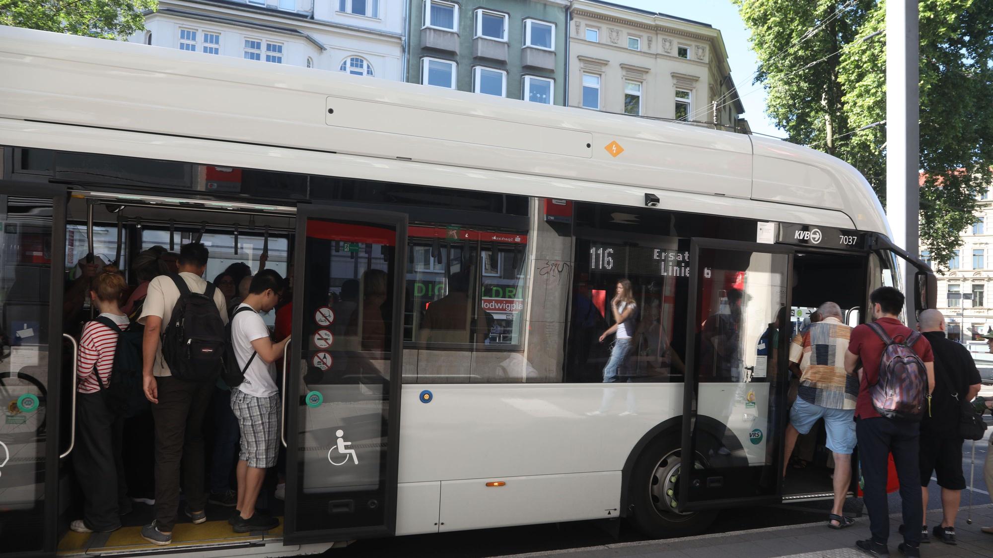 Die KVB Bahnen fuhren zeitweise nicht, sodass Busse am Chlodwigplatz eingesetzt werden mussten.