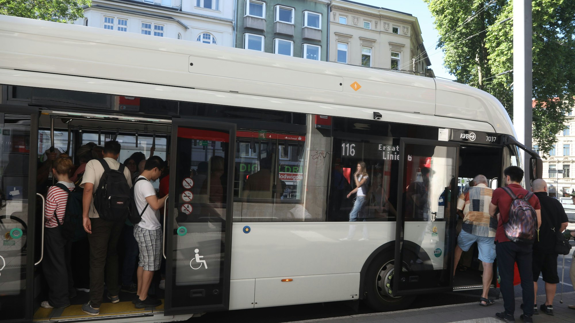 Die KVB Bahnen fuhren zeitweise nicht, sodass Busse am Chlodwigplatz eingesetzt werden mussten.