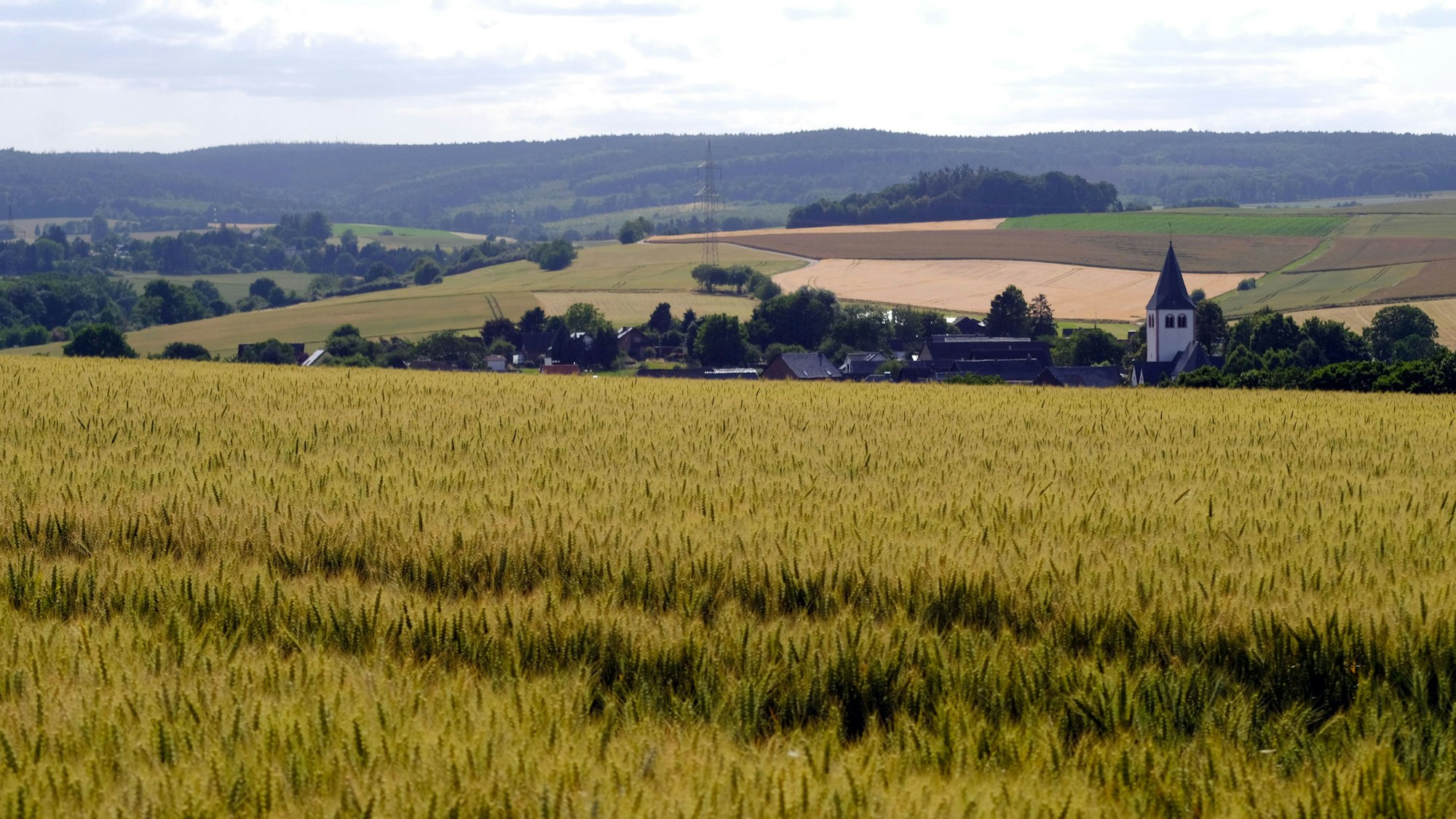 Blick von Hostel in Richtung Westen auf den Ort Glehn, dahinter befindet sich der Kermeter-Höhenzug.