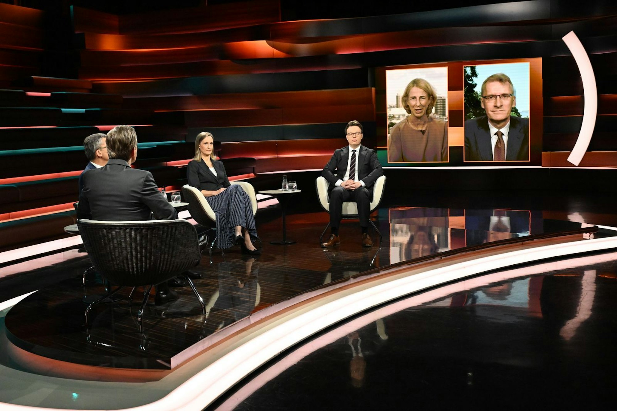 Markus Lanz sprach am Mittwochabend mit (von links) CDU-Außenpolitiker Roderich Kiesewetter, Nahost-Expertin Kristin Helberg, Atomwaffen-Experte Fabian Hoffmann, Korrespondentin Katrin Eigendorf sowie Korrespondent Elmar Theveßen. (Bild: ZDF / Cornelia Lehmann)