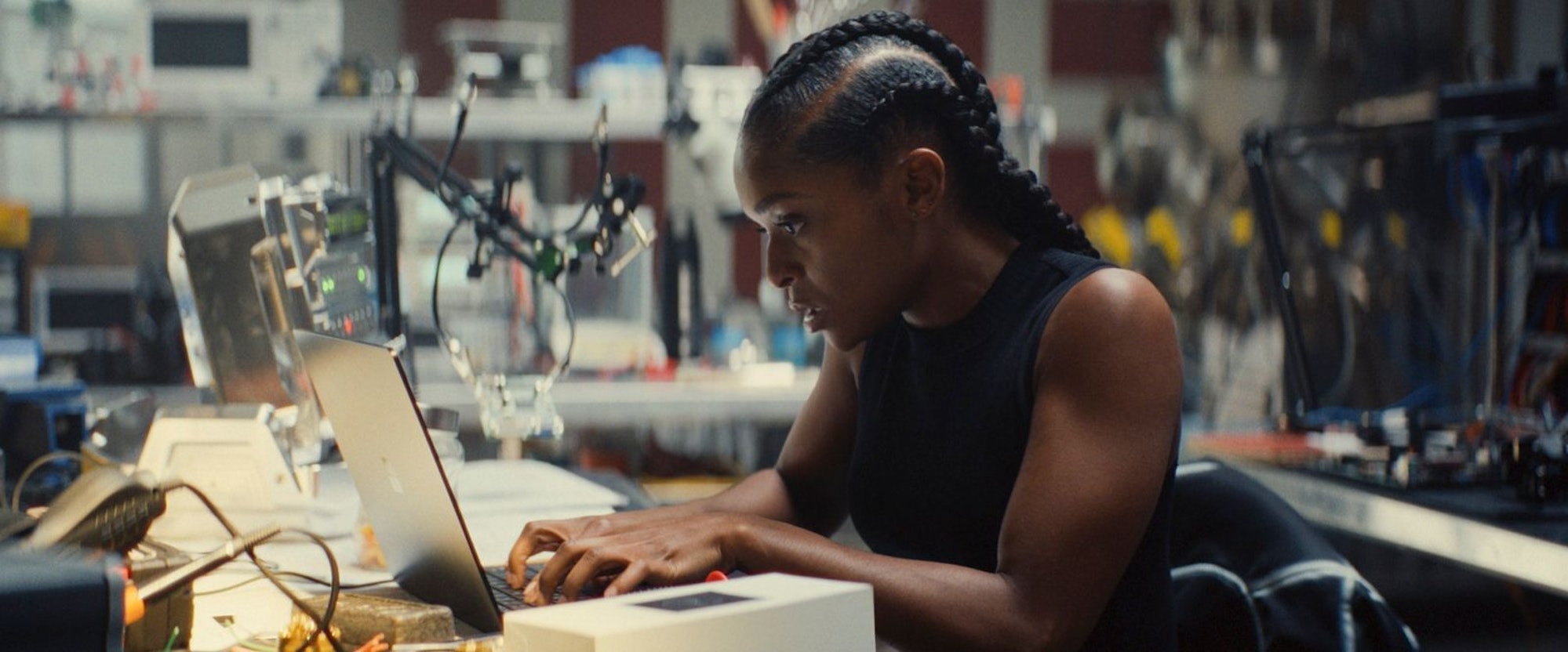 Riri Williams (Dominique Thorne) will mit ihrer Rüstung die Welt verbessern, weiß aber nicht wie. (Bild: Marvel / Disney + / All Rights Reserved.)