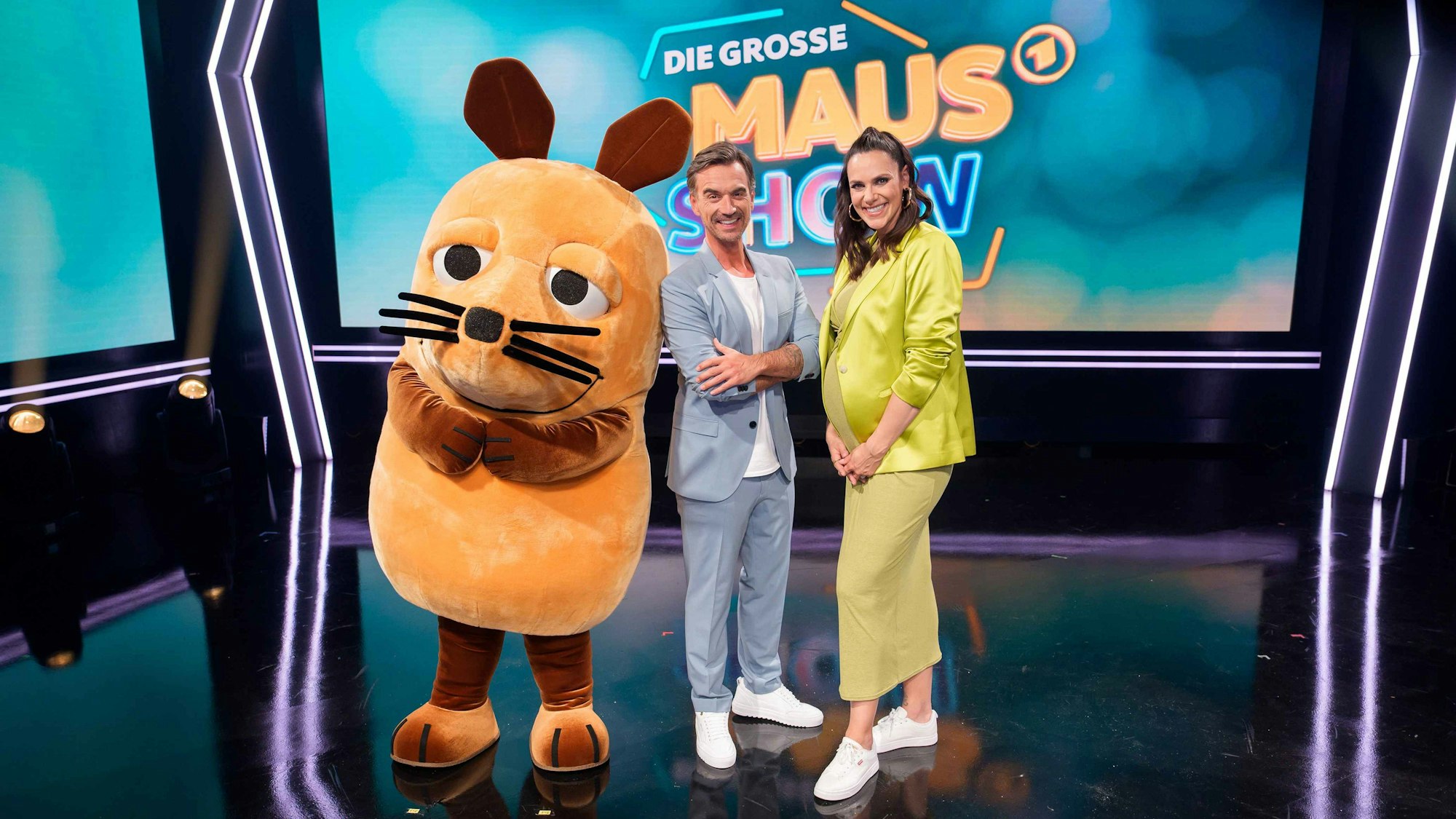 Moderatorin Esther Sedlaczek erwartet bald ihr drittes Kind. In der nächsten Folge lässt Gastgeberin Esther sich daher von ihrem Samstagabend-Kollegen Florian Silbereisen vertreten.