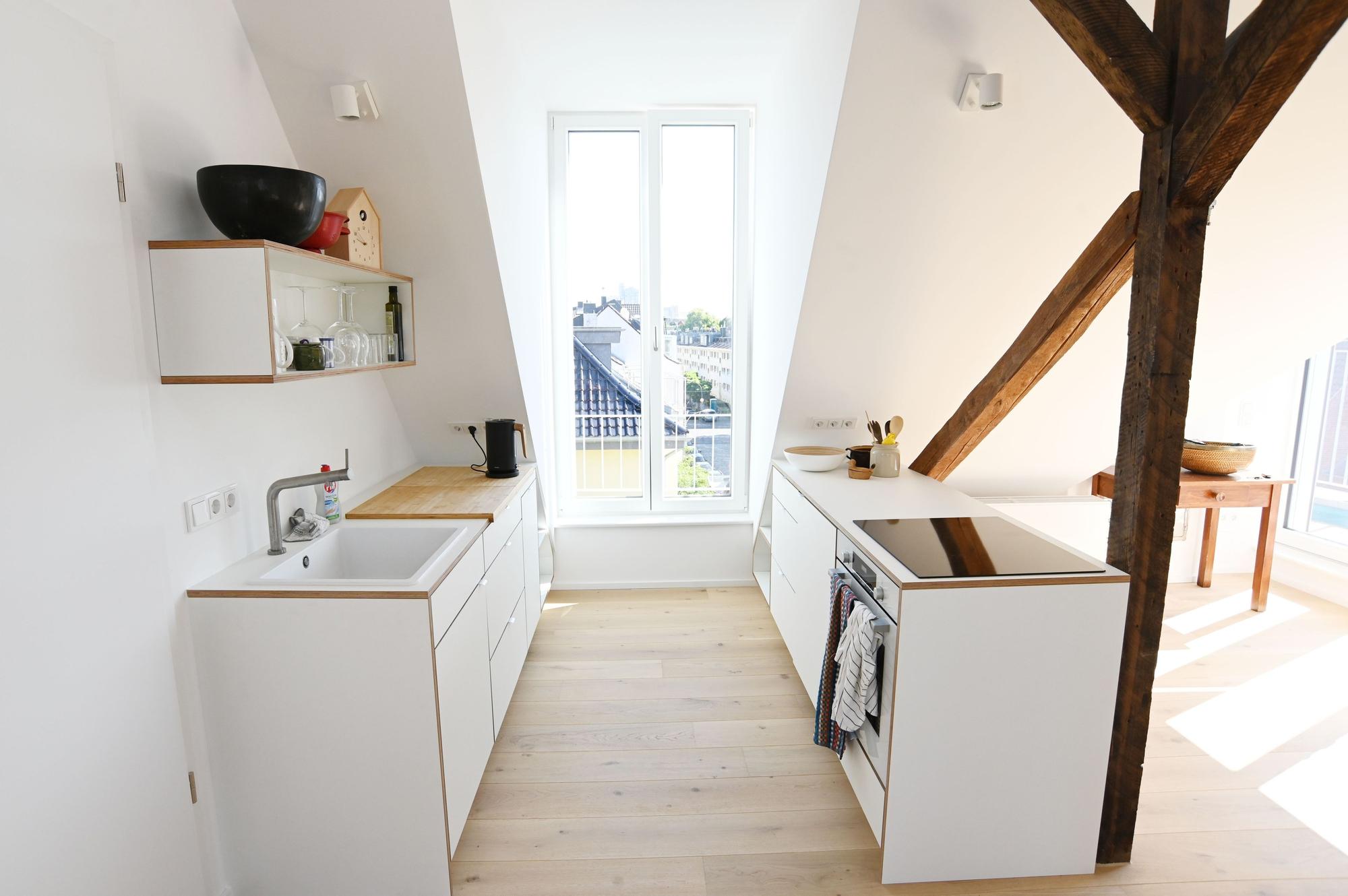 Zu sehen ist die Küche des Loft T in Köln-Sülz.