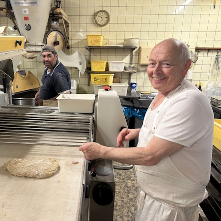Bäckermeister Stephan Profittlich hört am 30. September 2025 auf. Im Hintergrund sein Mitarbeiter Manuel Osterloh, der seit 1998 dabei ist.