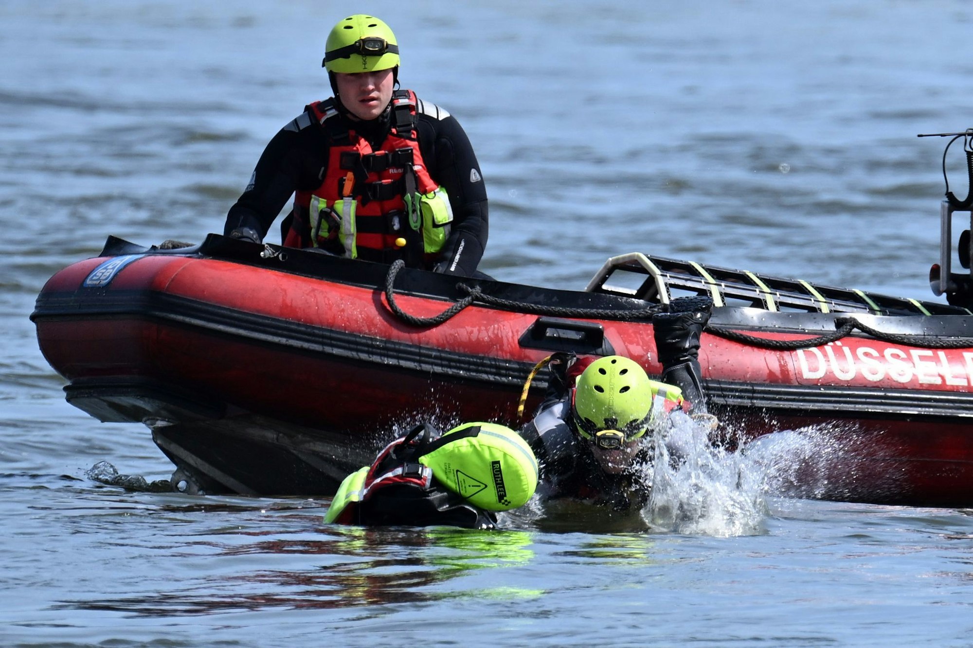 Zwei Leichen aus dem Rhein sind identifiziert: Es waren junge Männer, die in Düsseldorf zum Schwimmen in den Fluss gegangen sind. (Symbolbild)