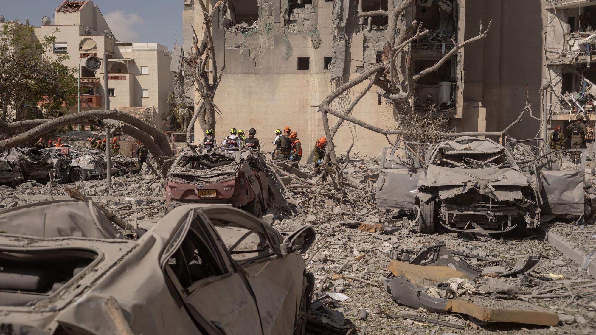 Das Bild zeigt Feuerwehrleute, die einen Ort inspizieren, an dem eine iranische Rakete eingeschlagen ist und mehrere Menschen getötet hat. Foto: Ilia Yefimovich/dpa