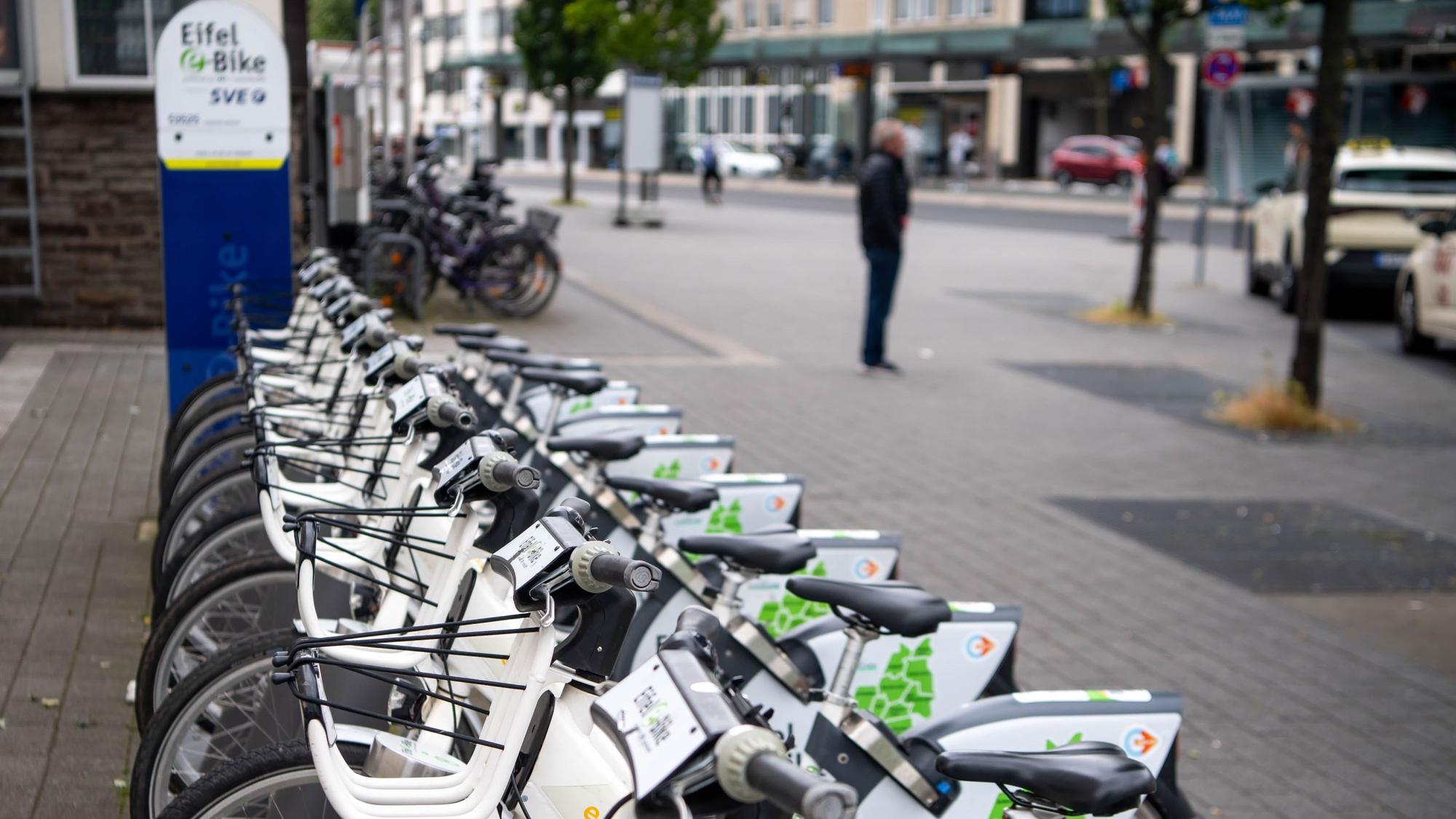 Das Bild zeigt zahlreiche Leih-E-Bikes vor dem Euskirchener Bahnhof.