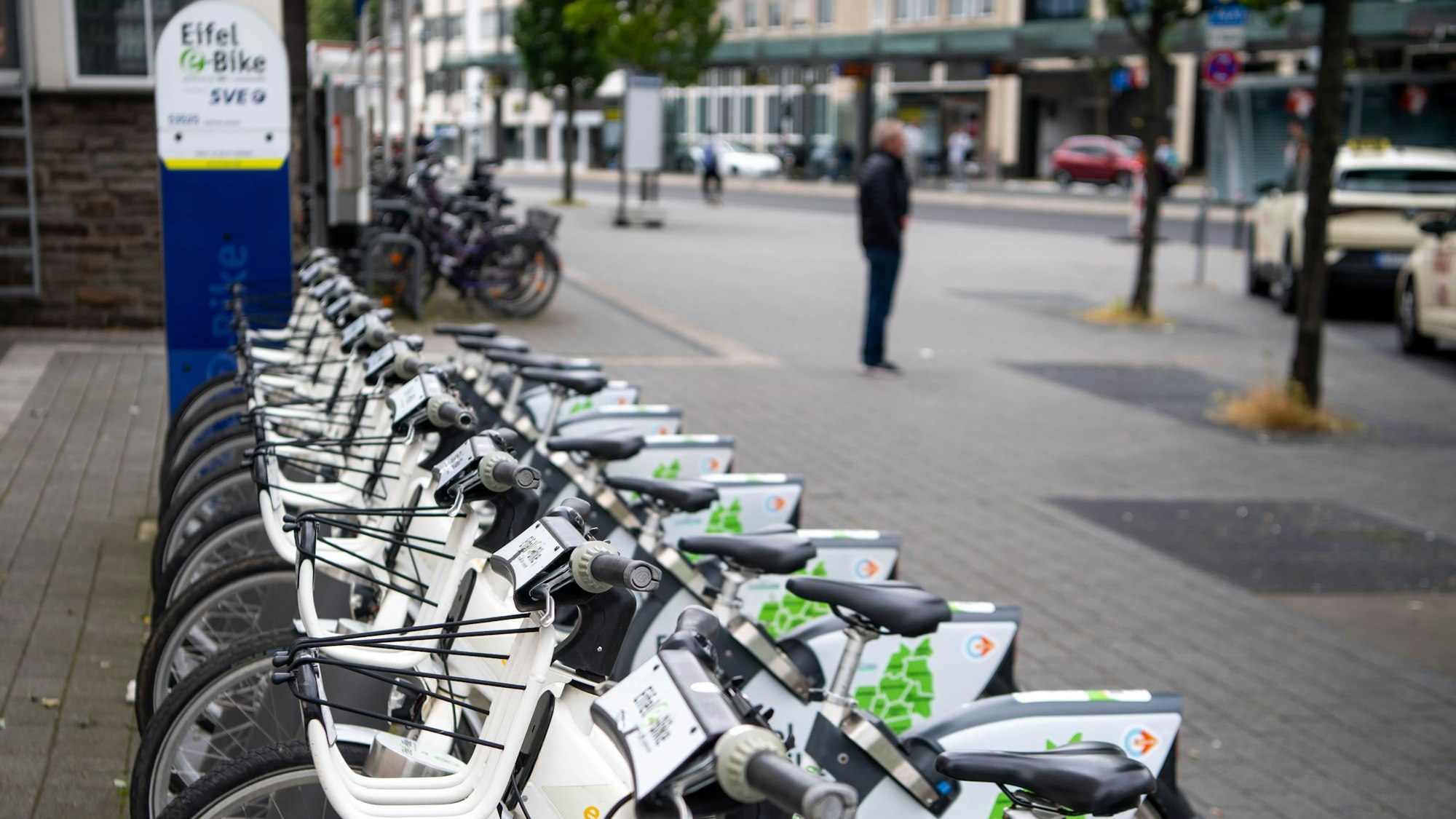 Das Bild zeigt zahlreiche Leih-E-Bikes vor dem Euskirchener Bahnhof.