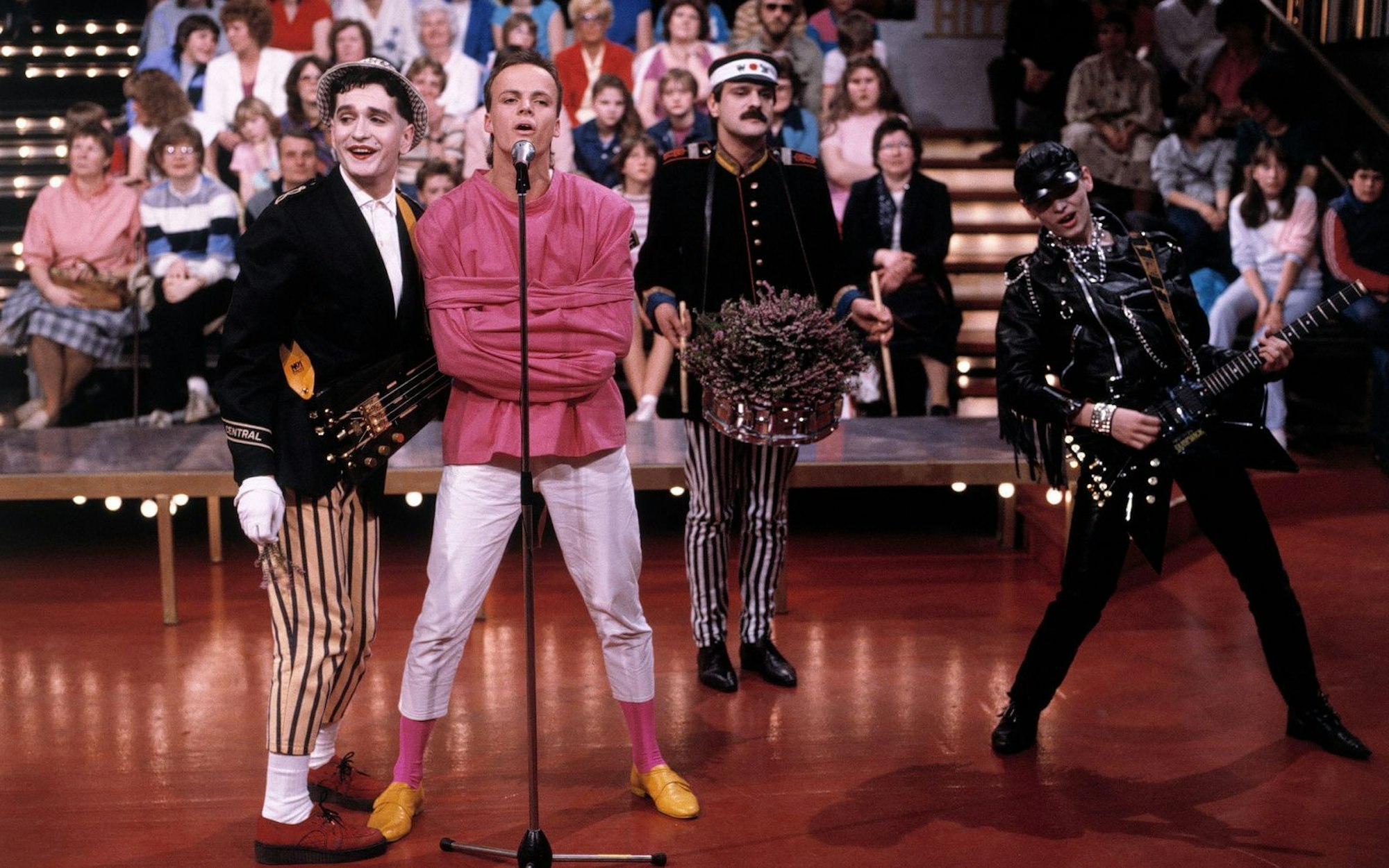 Hier in Zwangsjacke, bei anderen Auftritten auch mal mit Nachthemd: Die Show spielte bei Hubert Kah (“Sternenhimmel“) immer eine wichtige Rolle. (Bild: United Archives/kpa/Getty Images)