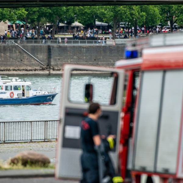 Schiff Wasserschutzpolizei. Großeinsatz Deutzer Brücke und Rheinufer, Feuerwehr Rettungswagen Polizei, vermutlich vermisste Person im Rhein. ertrinken Badeunfall schwimmen im Rhein Fluss Köln 13.06.2020 Foto: Uwe Weiser