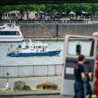 Schiff Wasserschutzpolizei. Großeinsatz Deutzer Brücke und Rheinufer, Feuerwehr Rettungswagen Polizei, vermutlich vermisste Person im Rhein. ertrinken Badeunfall schwimmen im Rhein Fluss Köln 13.06.2020 Foto: Uwe Weiser