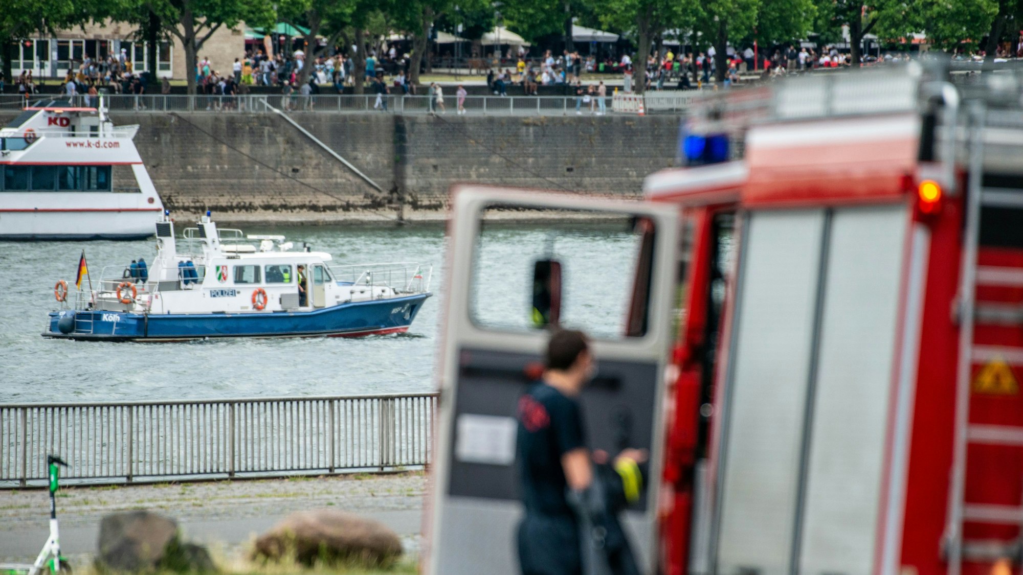Schiff Wasserschutzpolizei. Großeinsatz Deutzer Brücke und Rheinufer, Feuerwehr Rettungswagen Polizei, vermutlich vermisste Person im Rhein. ertrinken Badeunfall schwimmen im Rhein Fluss Köln 13.06.2020 Foto: Uwe Weiser