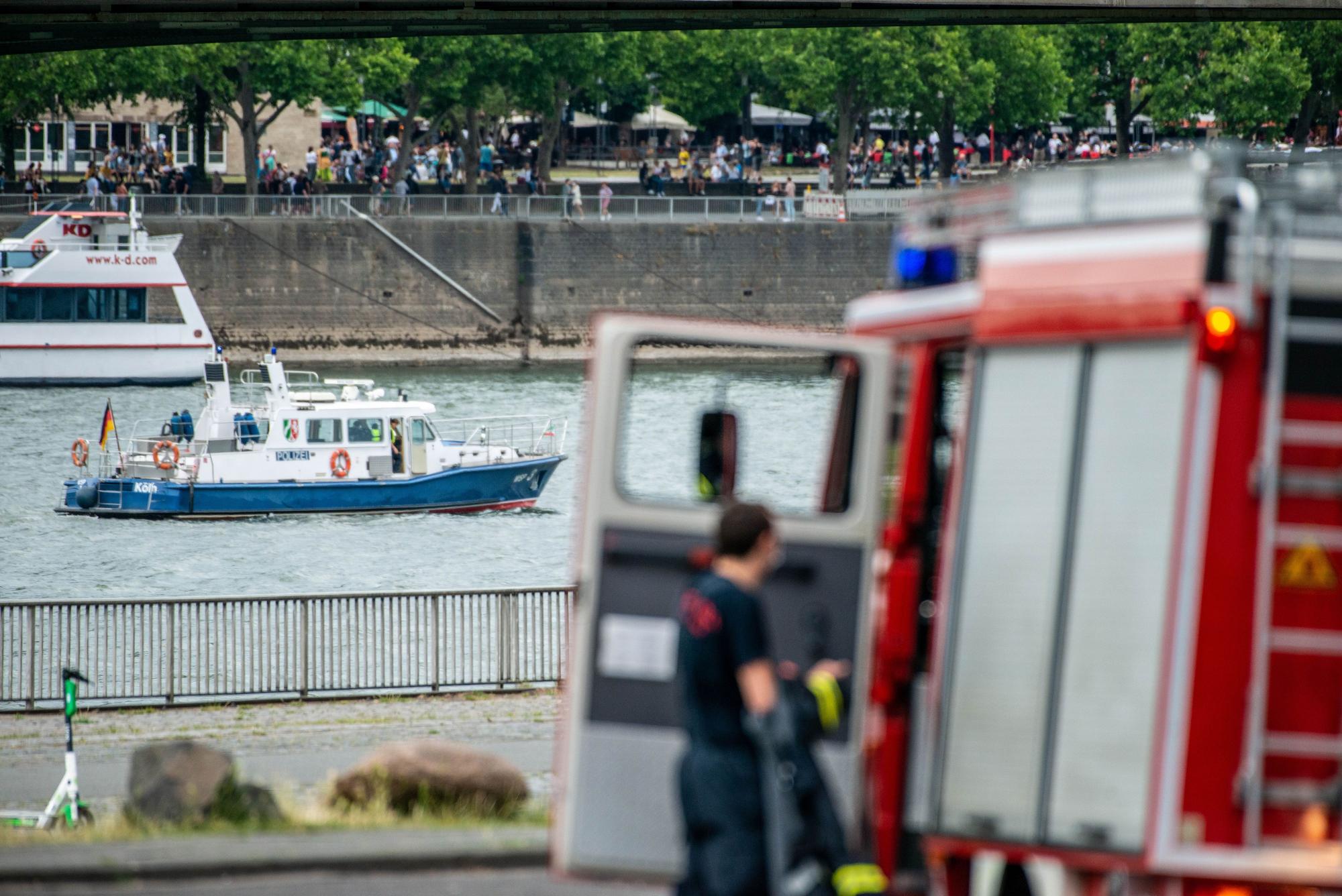 Schiff Wasserschutzpolizei. Großeinsatz Deutzer Brücke und Rheinufer, Feuerwehr Rettungswagen Polizei, vermutlich vermisste Person im Rhein. ertrinken Badeunfall schwimmen im Rhein Fluss Köln 13.06.2020 Foto: Uwe Weiser