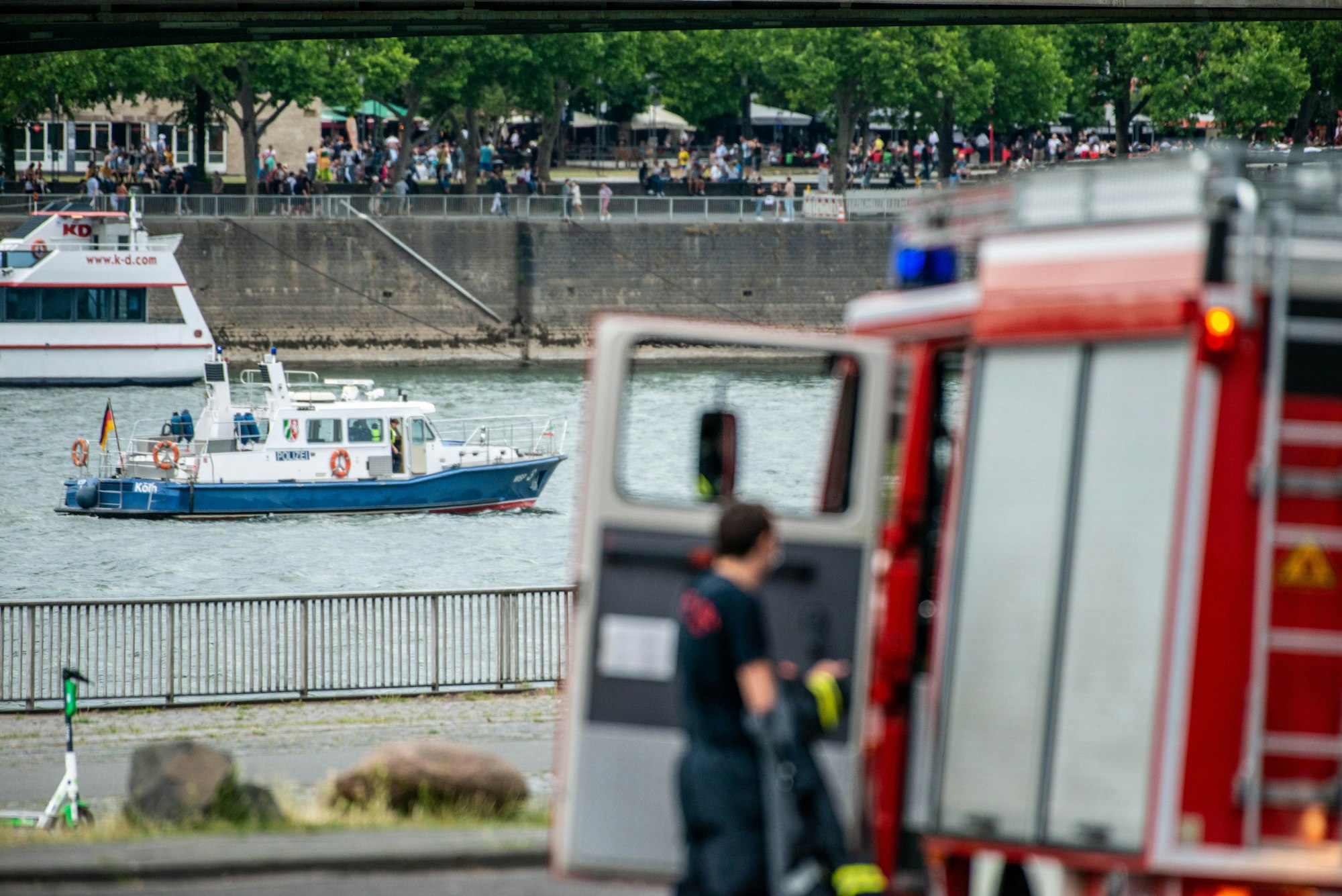 Schiff Wasserschutzpolizei. Großeinsatz Deutzer Brücke und Rheinufer, Feuerwehr Rettungswagen Polizei, vermutlich vermisste Person im Rhein. ertrinken Badeunfall schwimmen im Rhein Fluss Köln 13.06.2020 Foto: Uwe Weiser