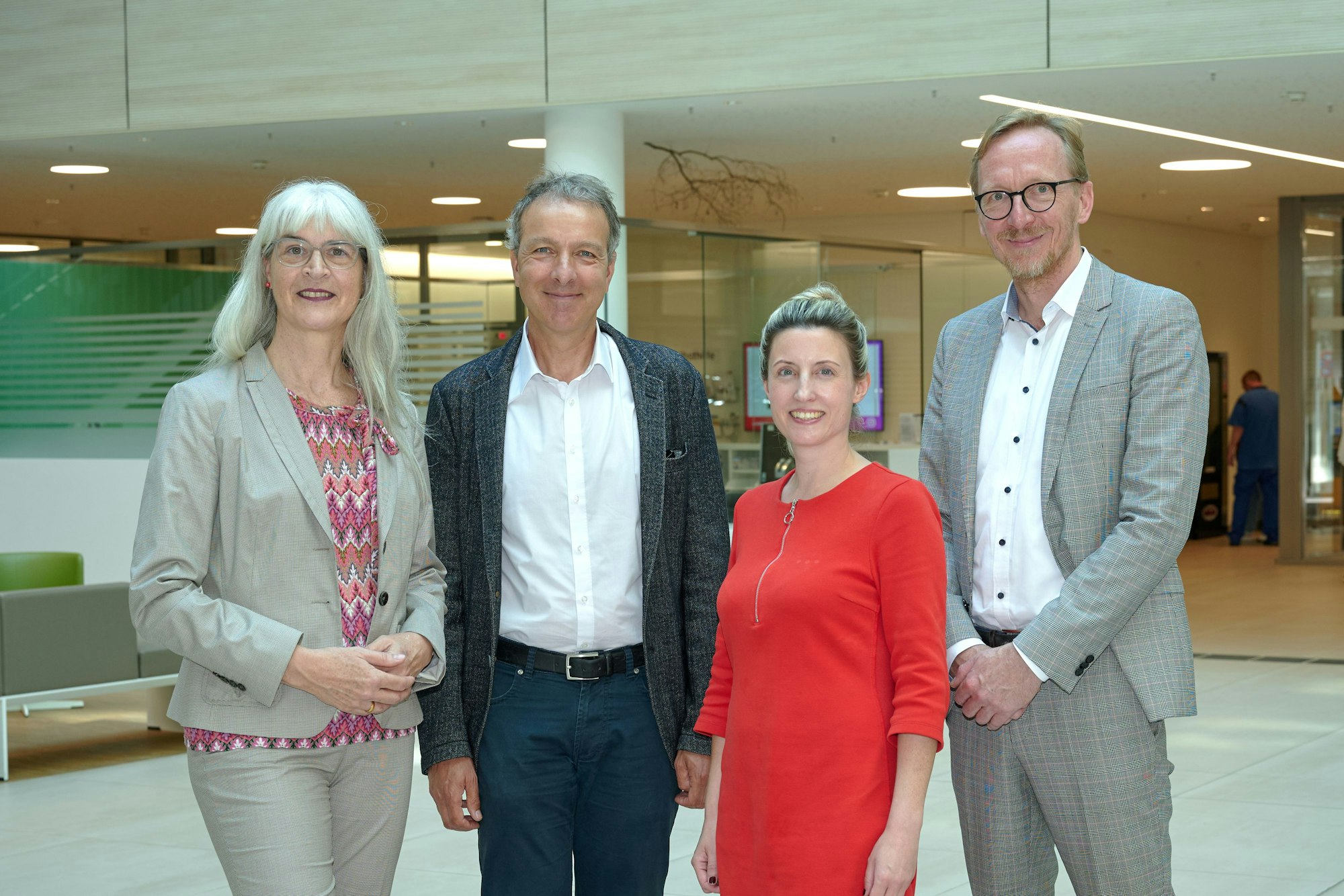 Wollen Kölner Kinder stärken: Margot Denfeld, Leiterin Gesundheitsamt der Stadt Köln, Jörg Dötsch, Direktor der Kinderklinik der Uniklinik Köln, Madeleine Werthebach, Geschäftsführerin CEFAM Uniklinik Köln, Dirk Ruiss, Leiter der vdek-Landesvertretung NRW (v. l.).