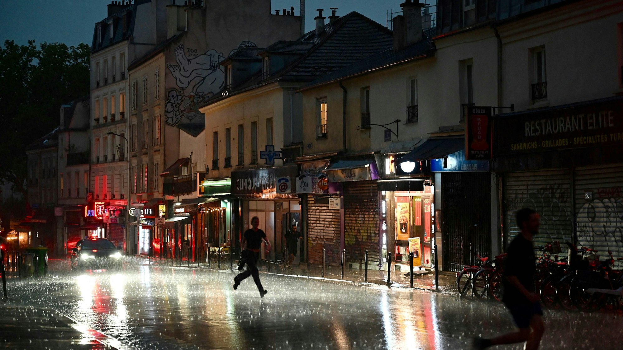 Auch in Paris sorgte ein schweres Unwetter für chaotische Zustände.
