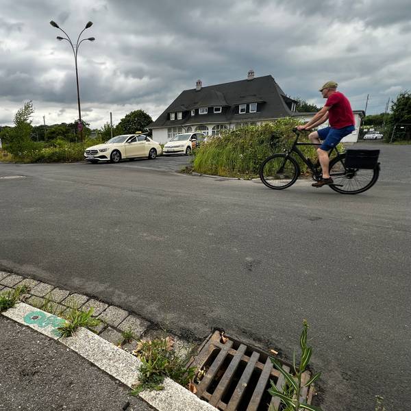 Ein Radfahrer fährt über einen Platz.
